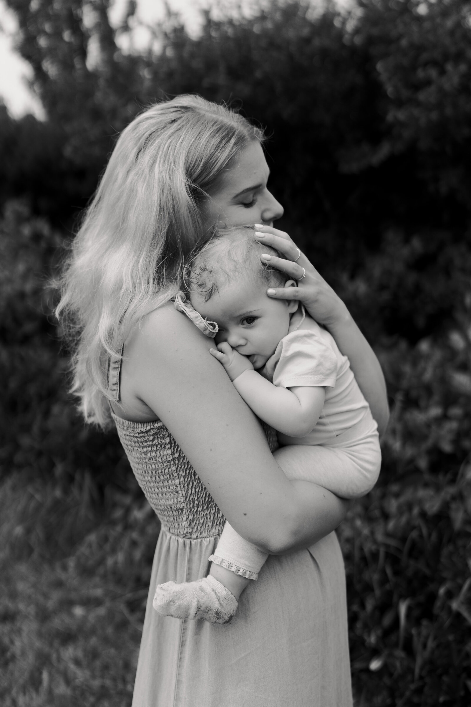 meike molenaar fotografie mama knuffelend met dochter