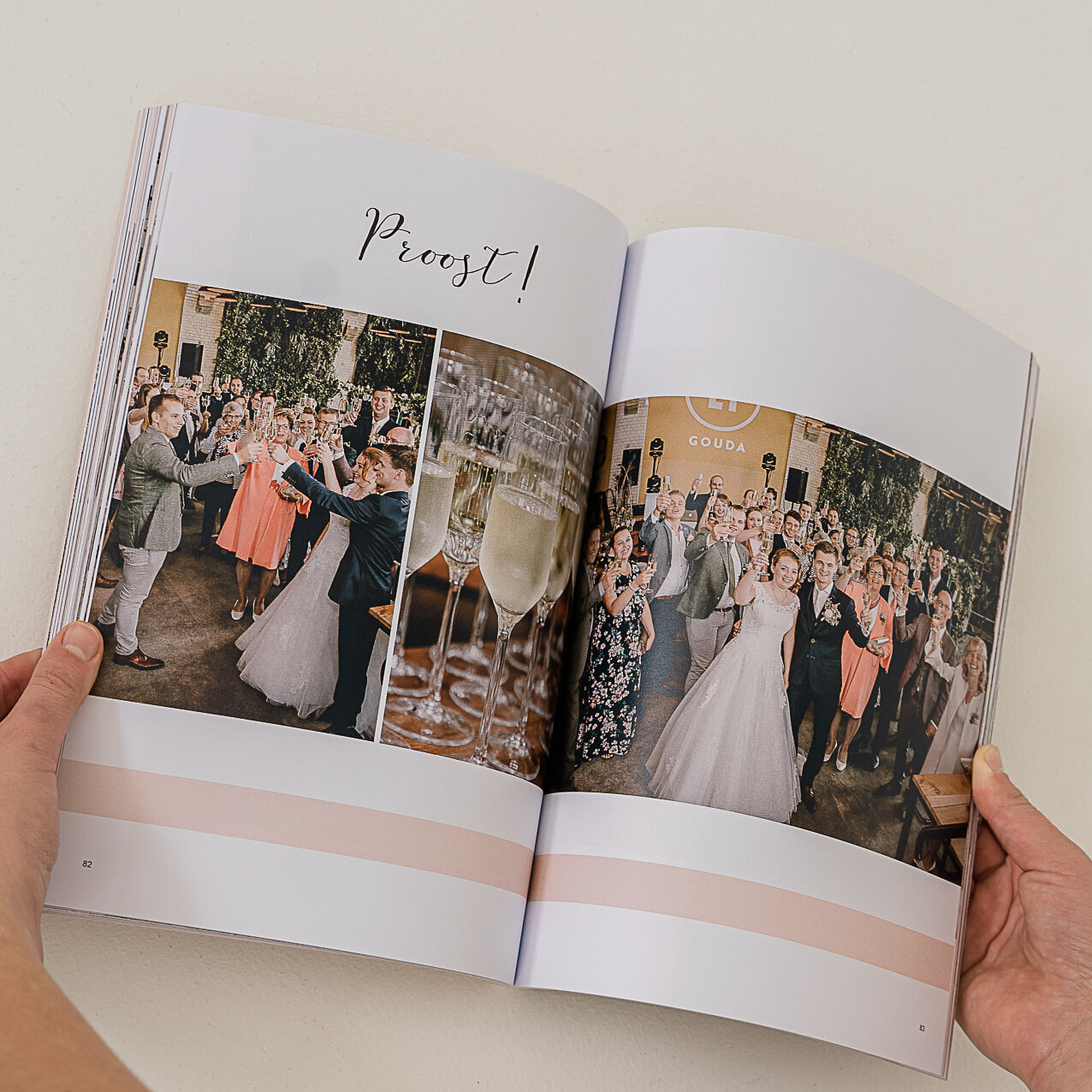 Toast met gasten in romantic wedding magazine Lichtfabriek