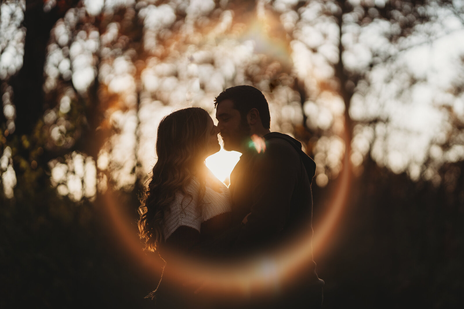 bride_and_groom_kissing_sun_light_Chicago_wedding_photographer_Lauren_Ashley_Studios