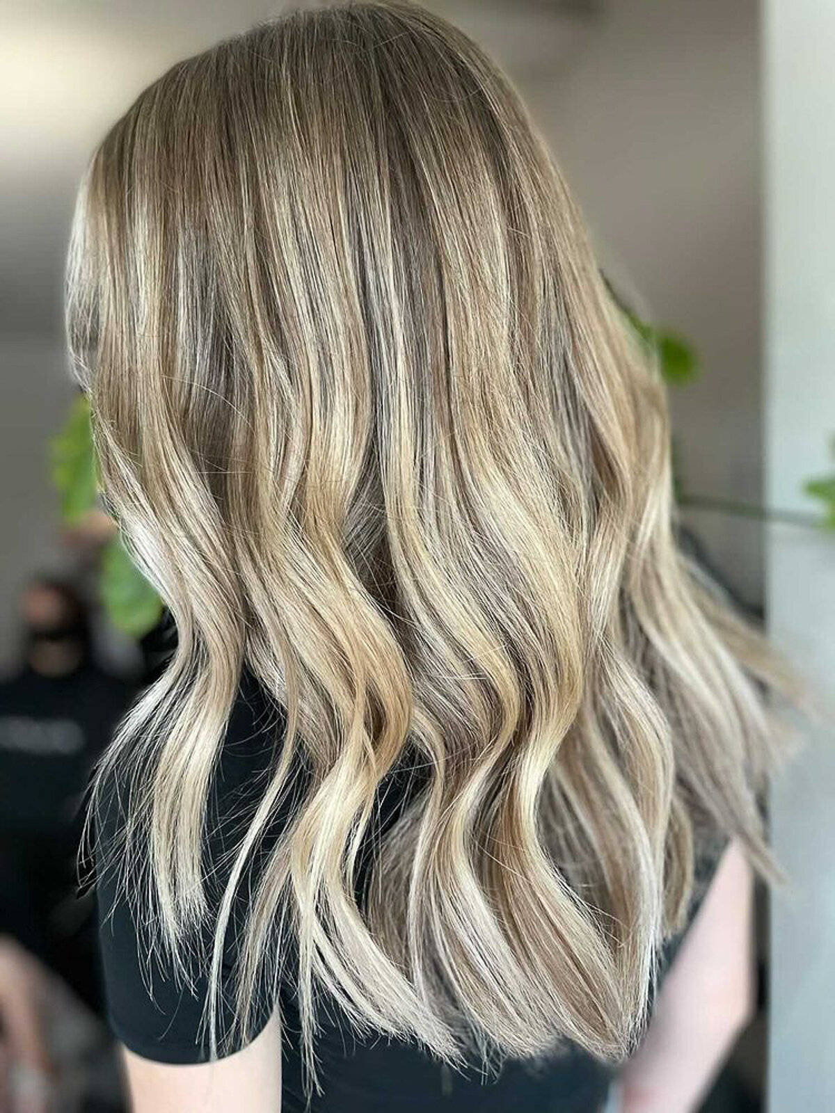 Blond haar. Haarkleuring, balayage en foilayage, haar snit en brushing, haarkapsels. Krullen kapper, haarsalon Beezel Antwerpen.