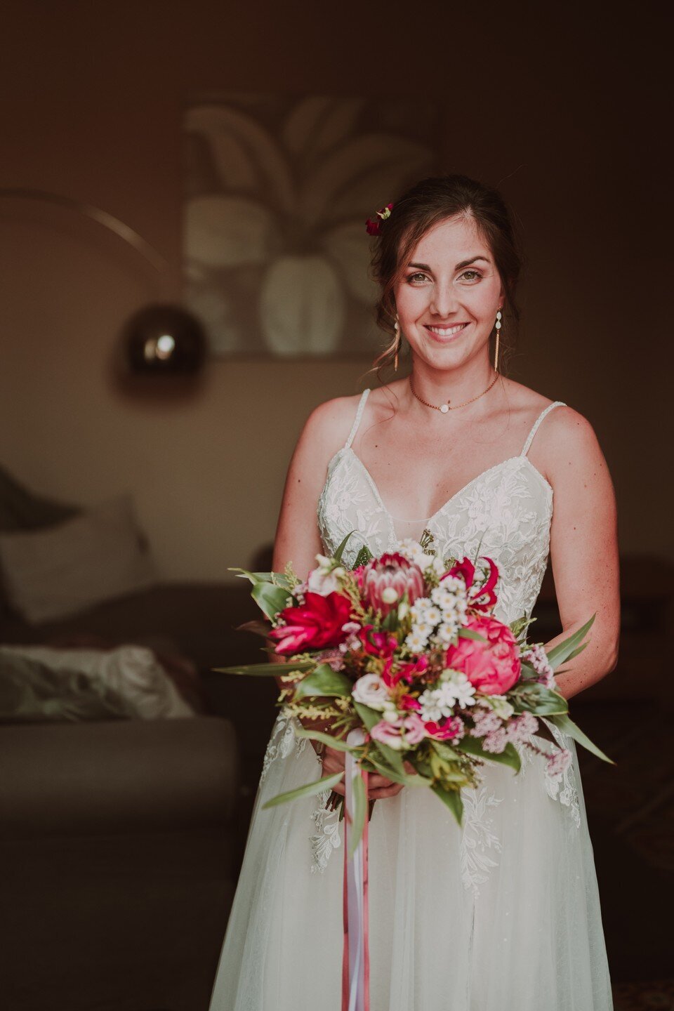 mariee-elegante-avec-bouquet-colore