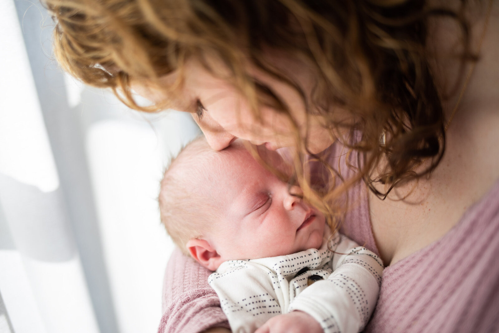 Kansas_City_Newborn_Photography_mother_kissing_baby_by_window-10