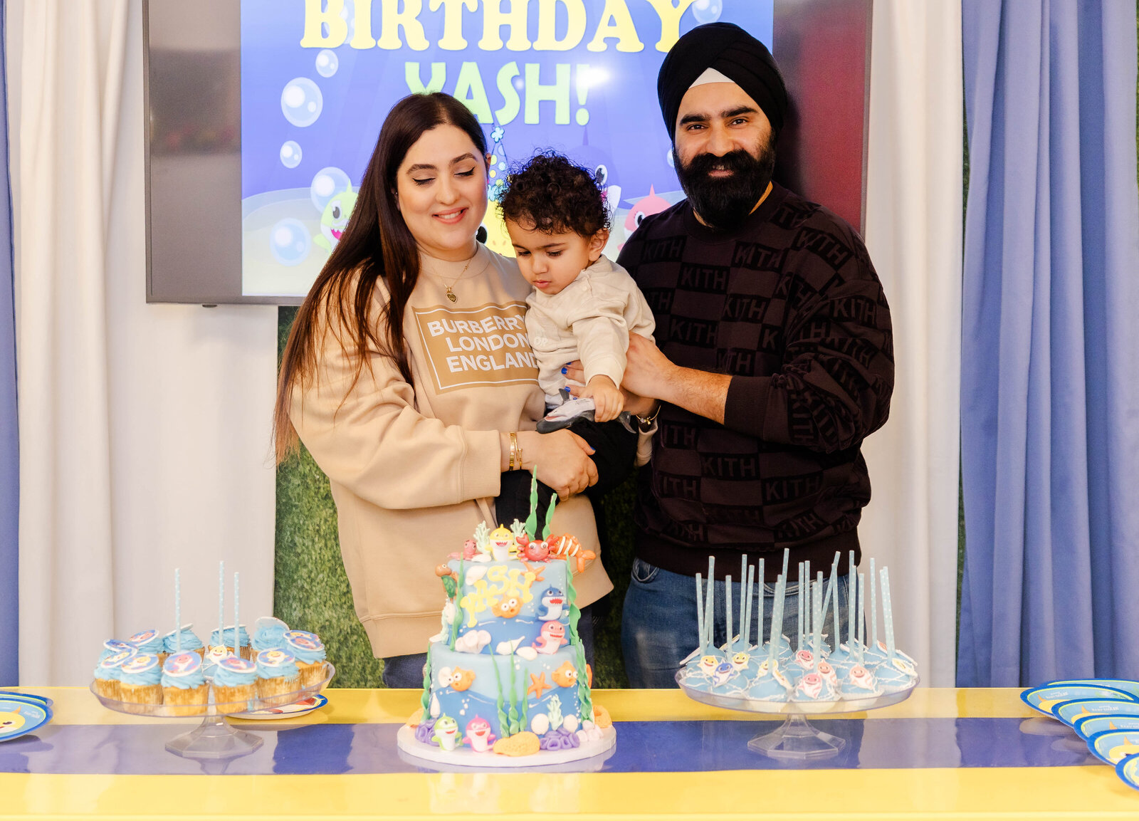 baby-shark-family-photo-birthday-dessert-table