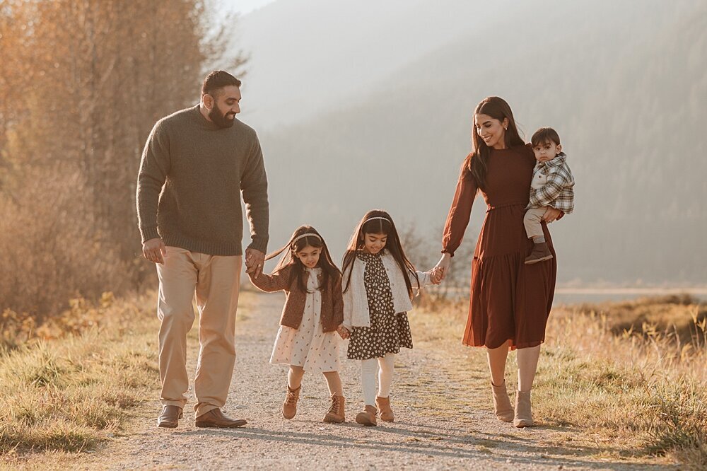 Family of 5 walking on a path Vancouver family photographer