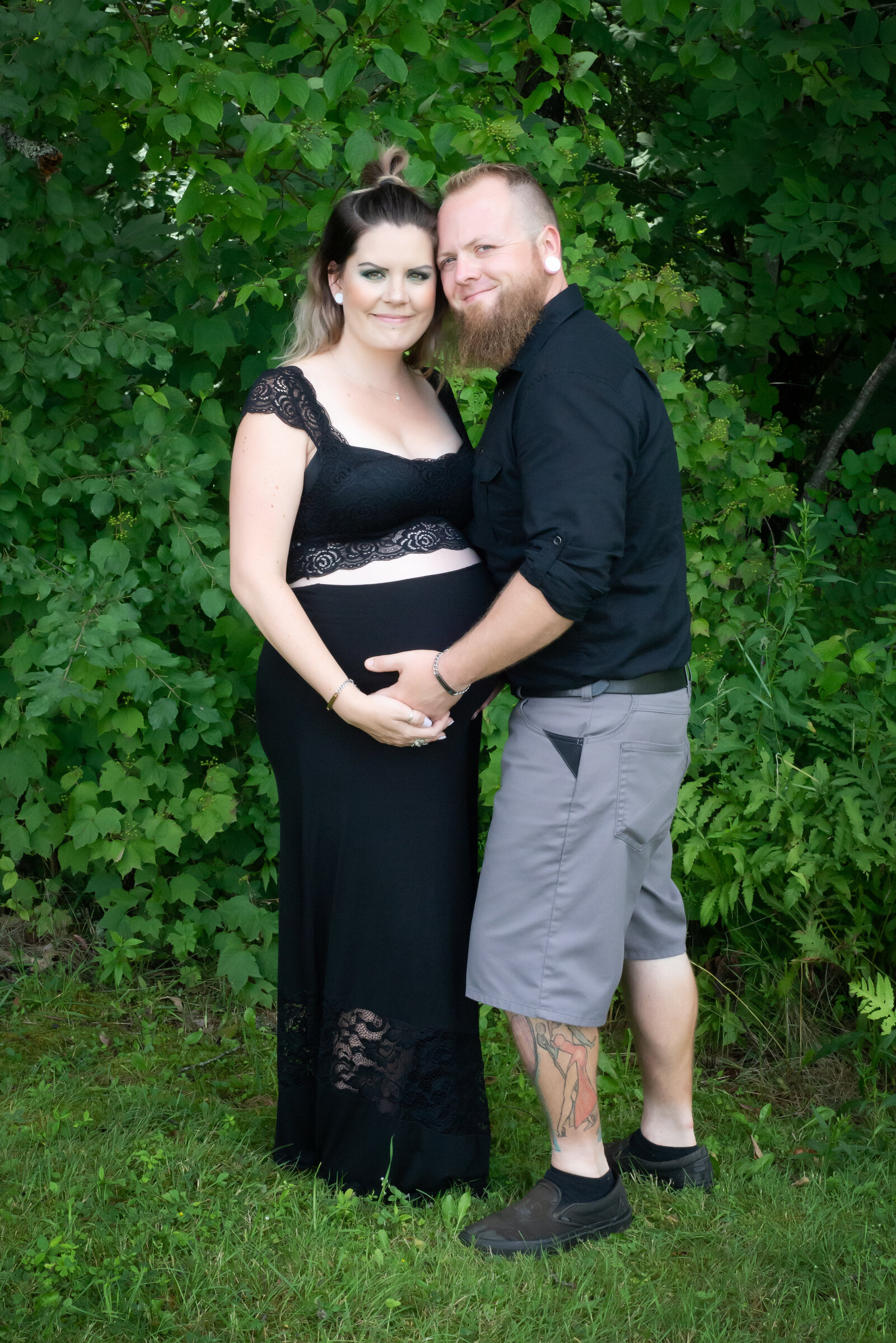 Alt couple in maternity photo in Southern Maine