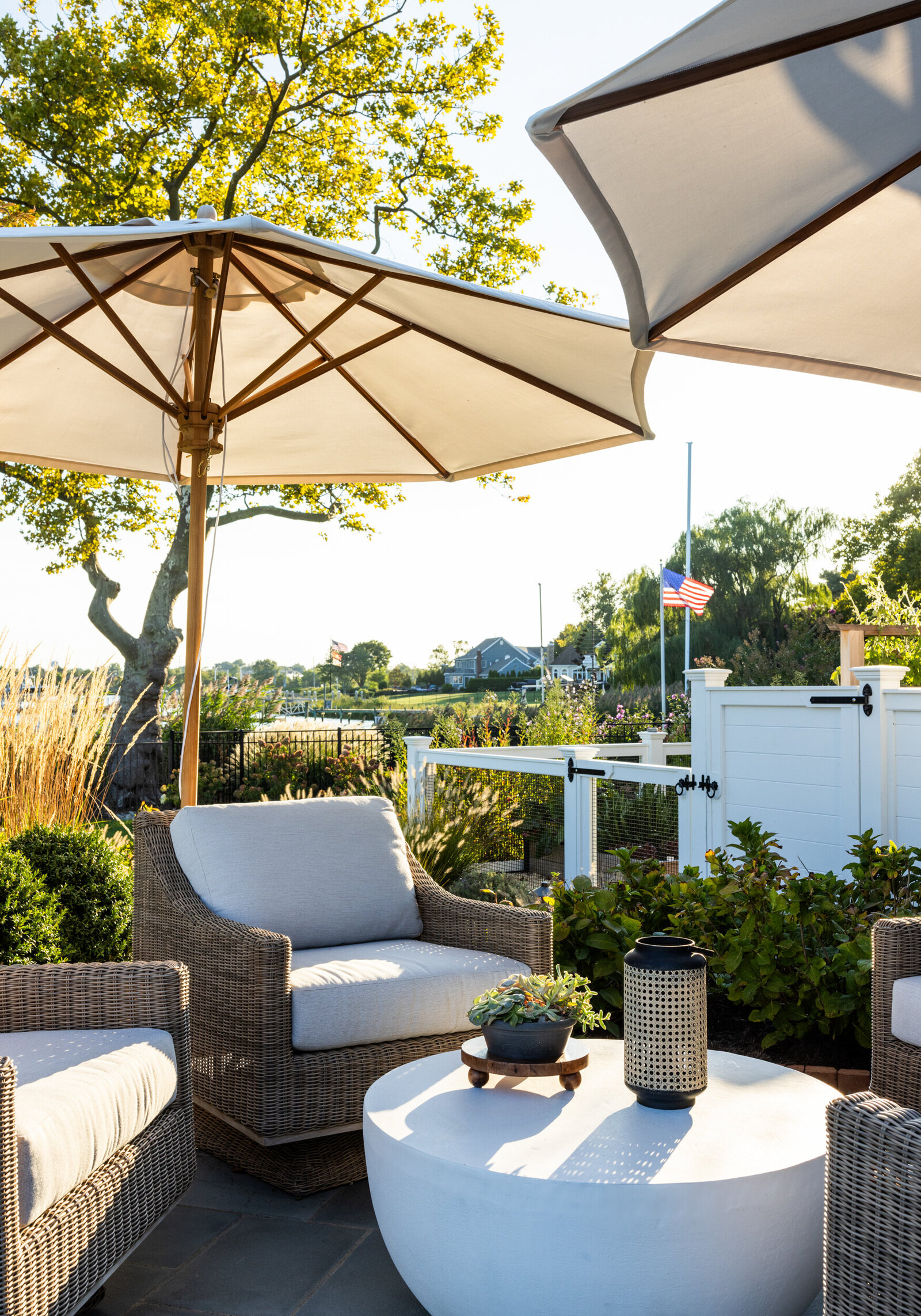 HAMPTONS STYLE OUTDOOR SEATING AREA