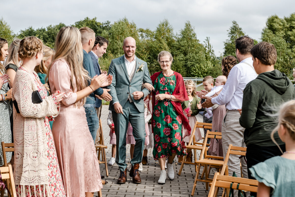 Country bruiloft, boerderij bruiloft, trouwen in Friesland, bruidsfotograaf, trouwfotograaf (82)
