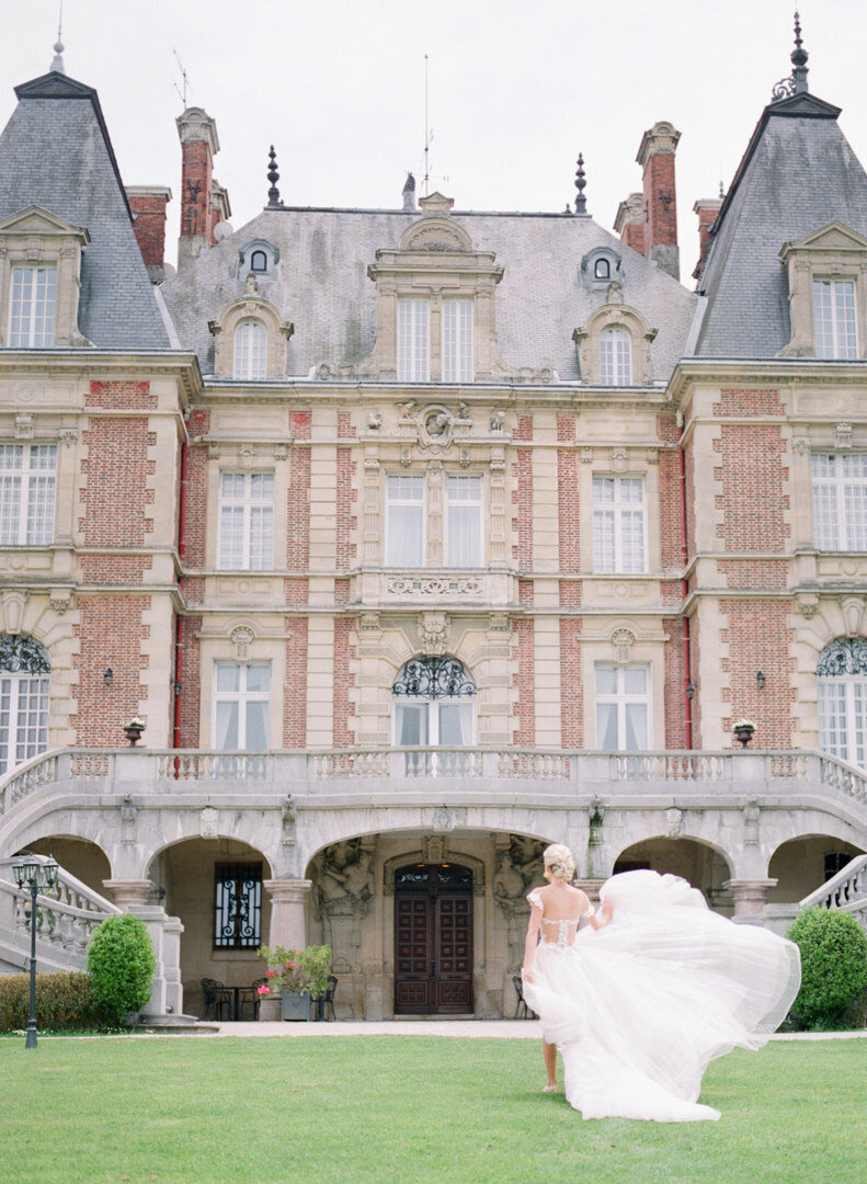 Bride Running at Chateau in Paris 0020