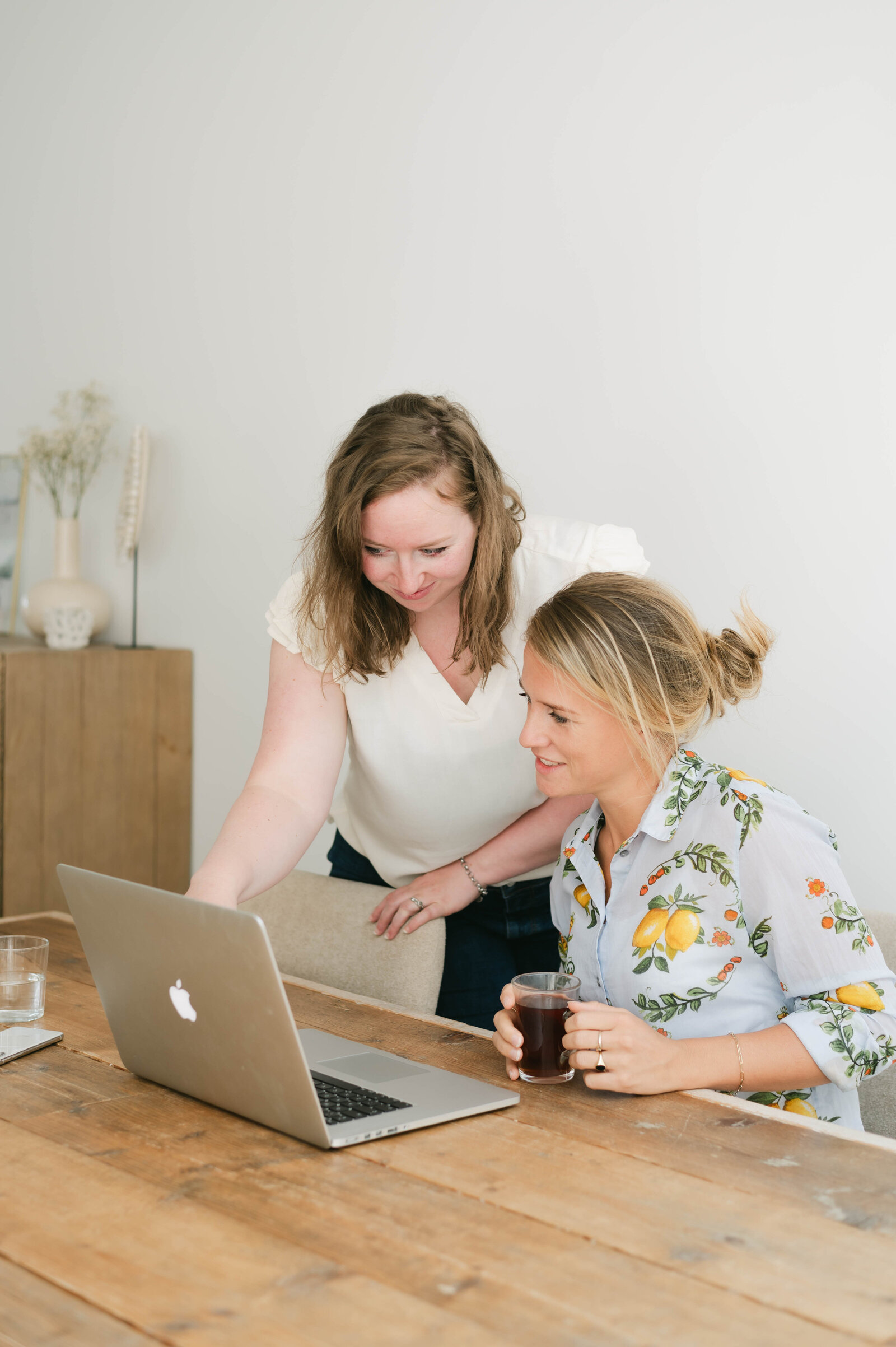 Personal Brandingshoot met laptop en thee in fotoshoot in heeze