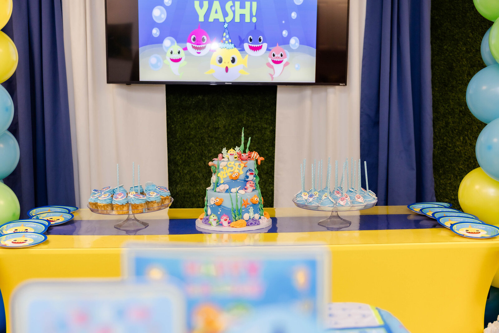 baby-shark-dessert-table-cake-cupcakes-cakepops