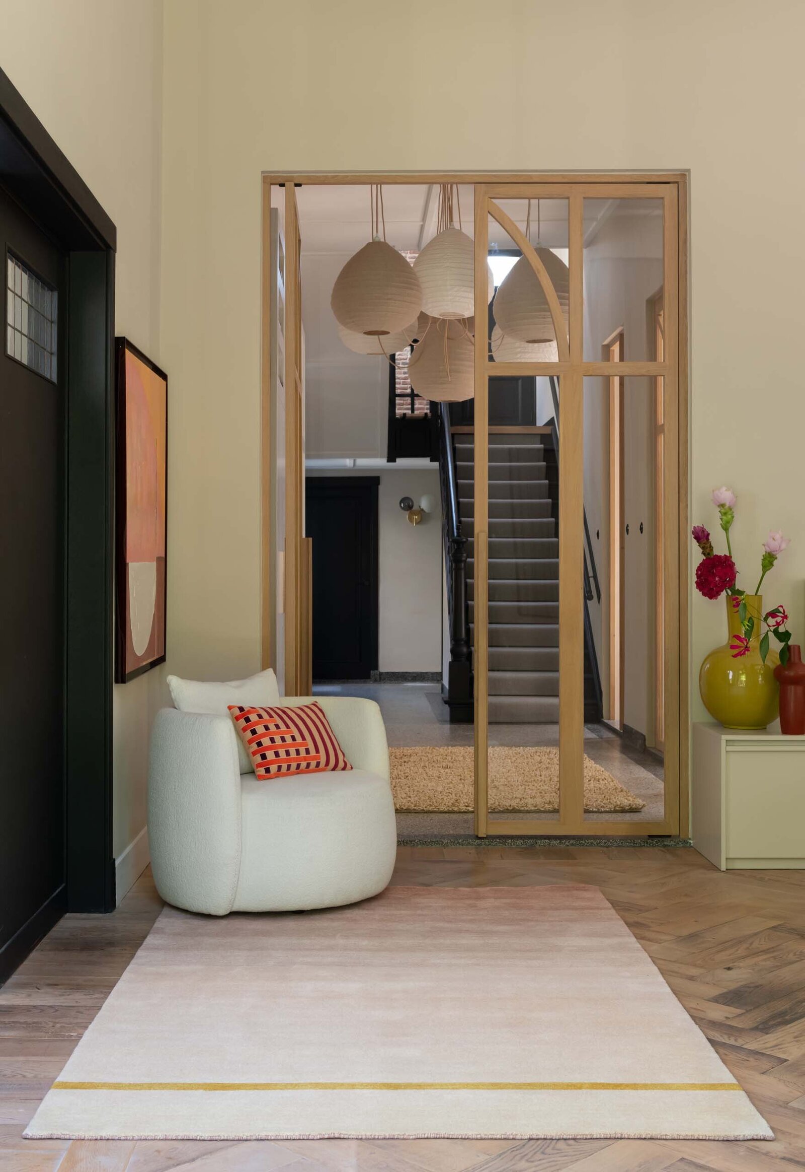 fotostyling-brinker-feelgood-2024-woonkamer-doorkijk-fauteuil-gradient-vloerkleed-kleurrijk-sfeerbeeld-annedelange