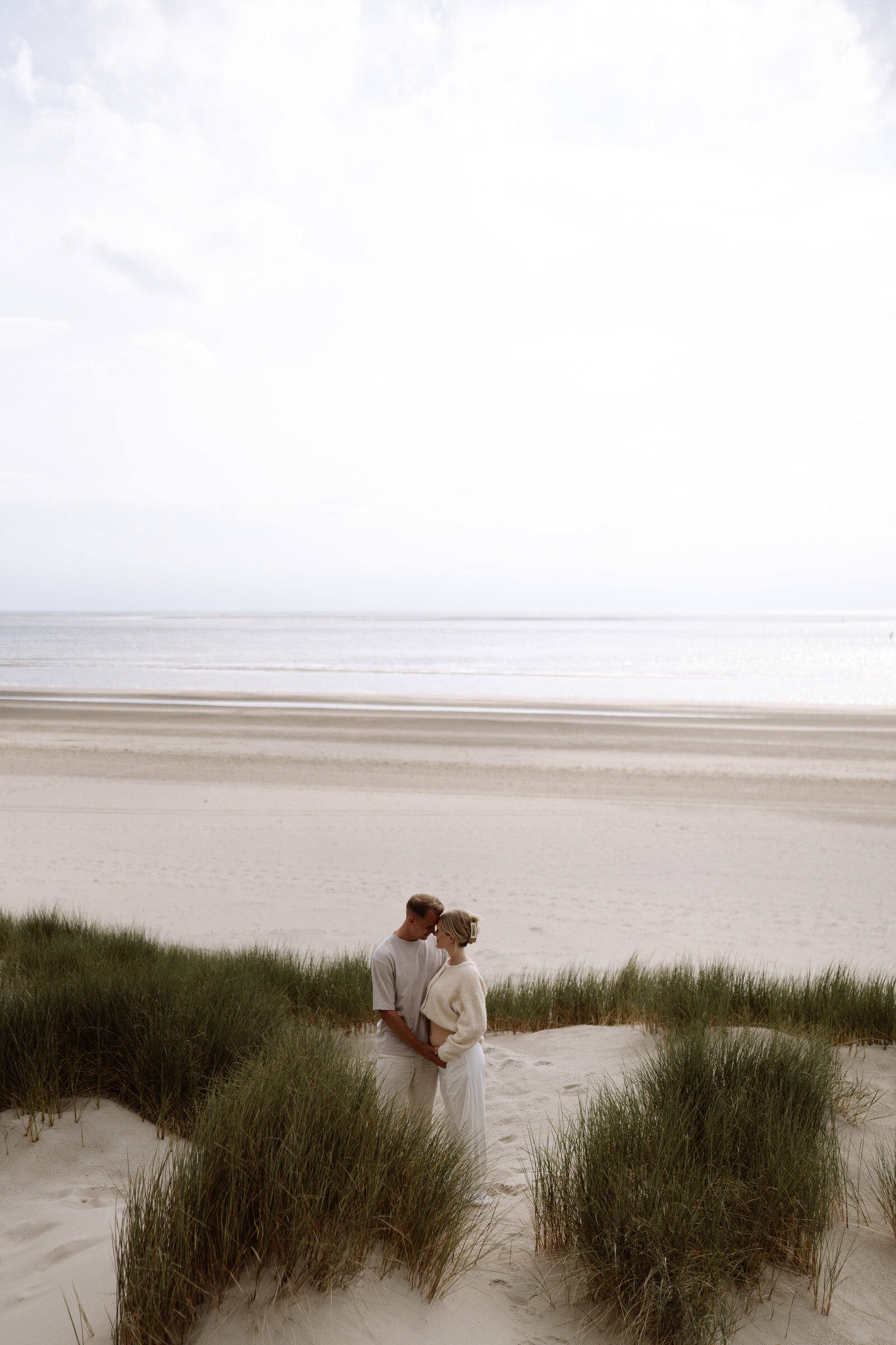 meike molenaar fotografie knuffelend op het strand