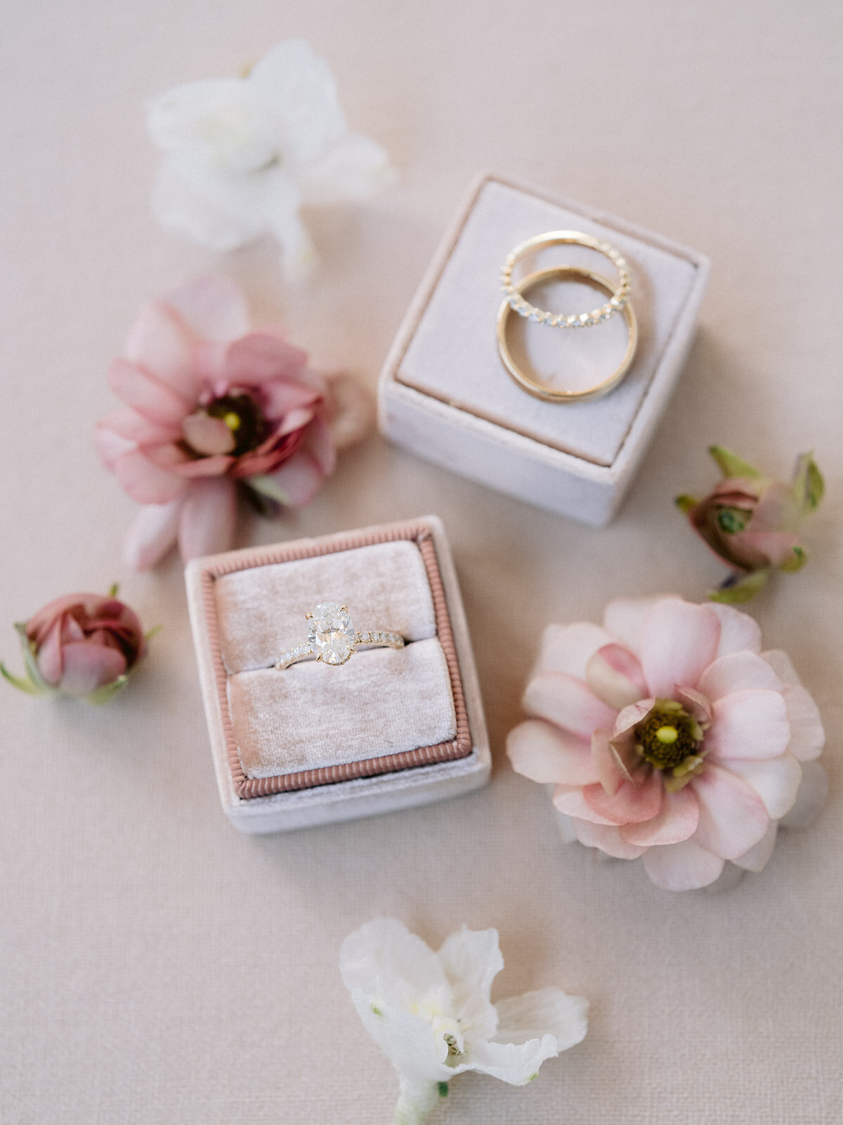 scottsdale-wedding-florist-ring-flatlay-detail-white-pink