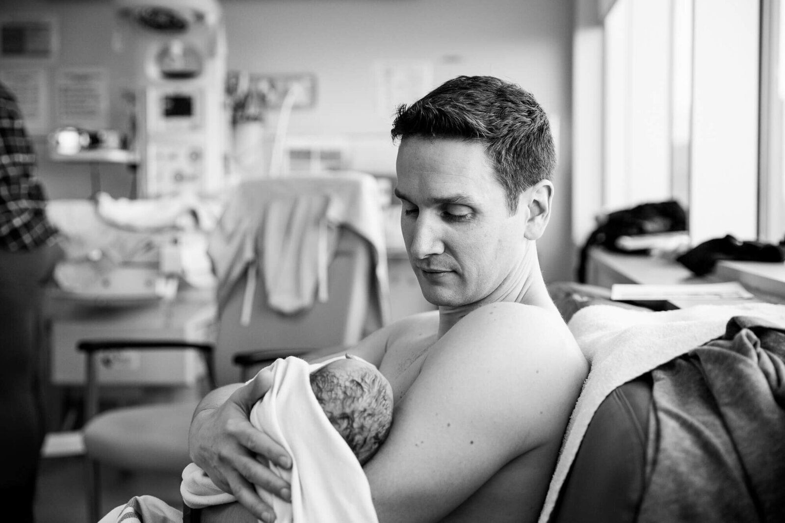 london-ontario-birth-photographer-father-skin-to-skin-contact-newborn