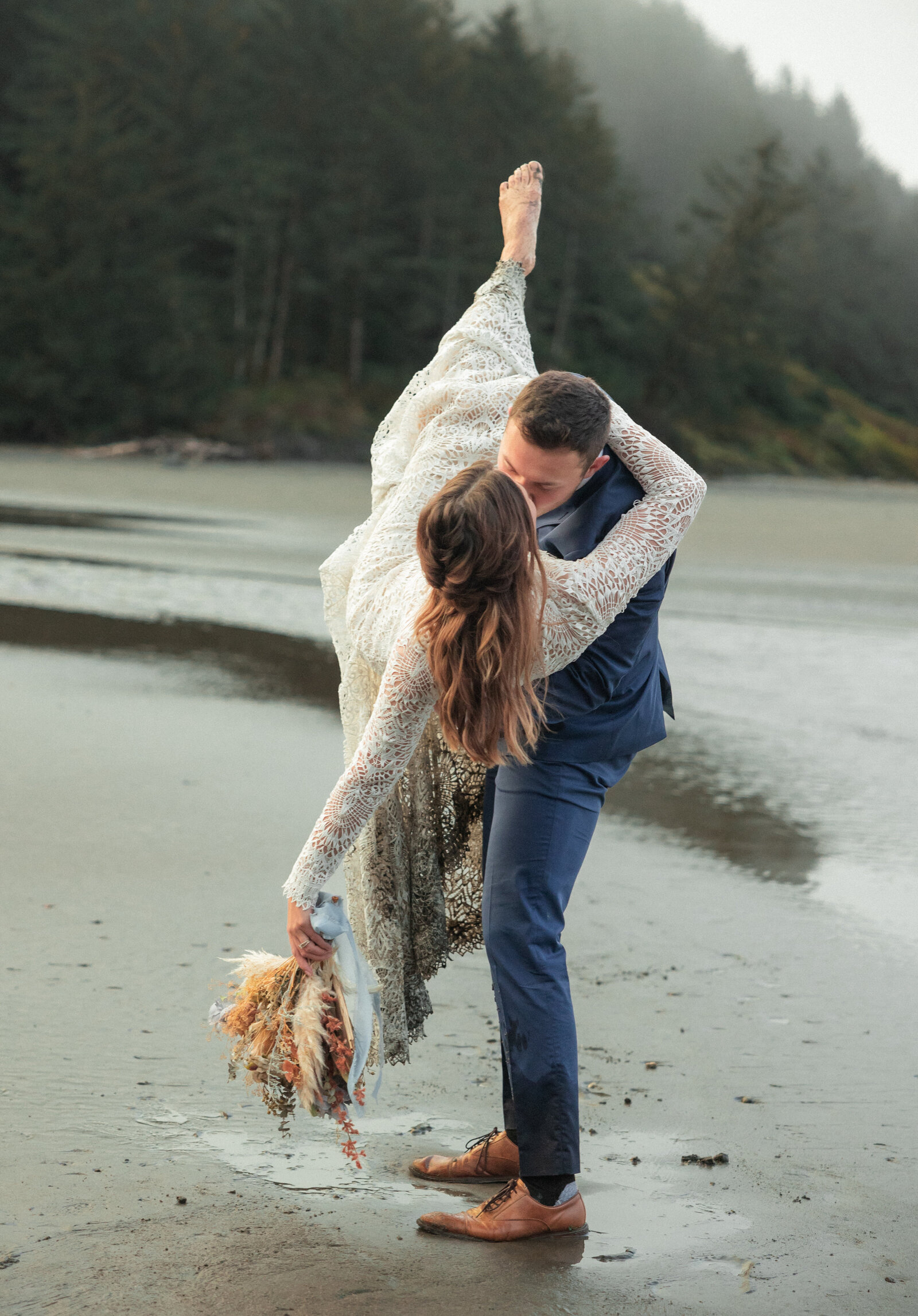 A couple eloping in the Oregon coast. Photo taken by Kollar photography. Arizona Elopement photographer