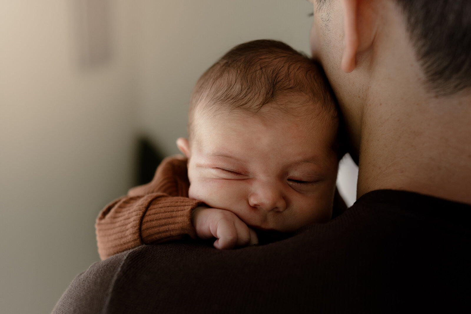 dad holding newborn