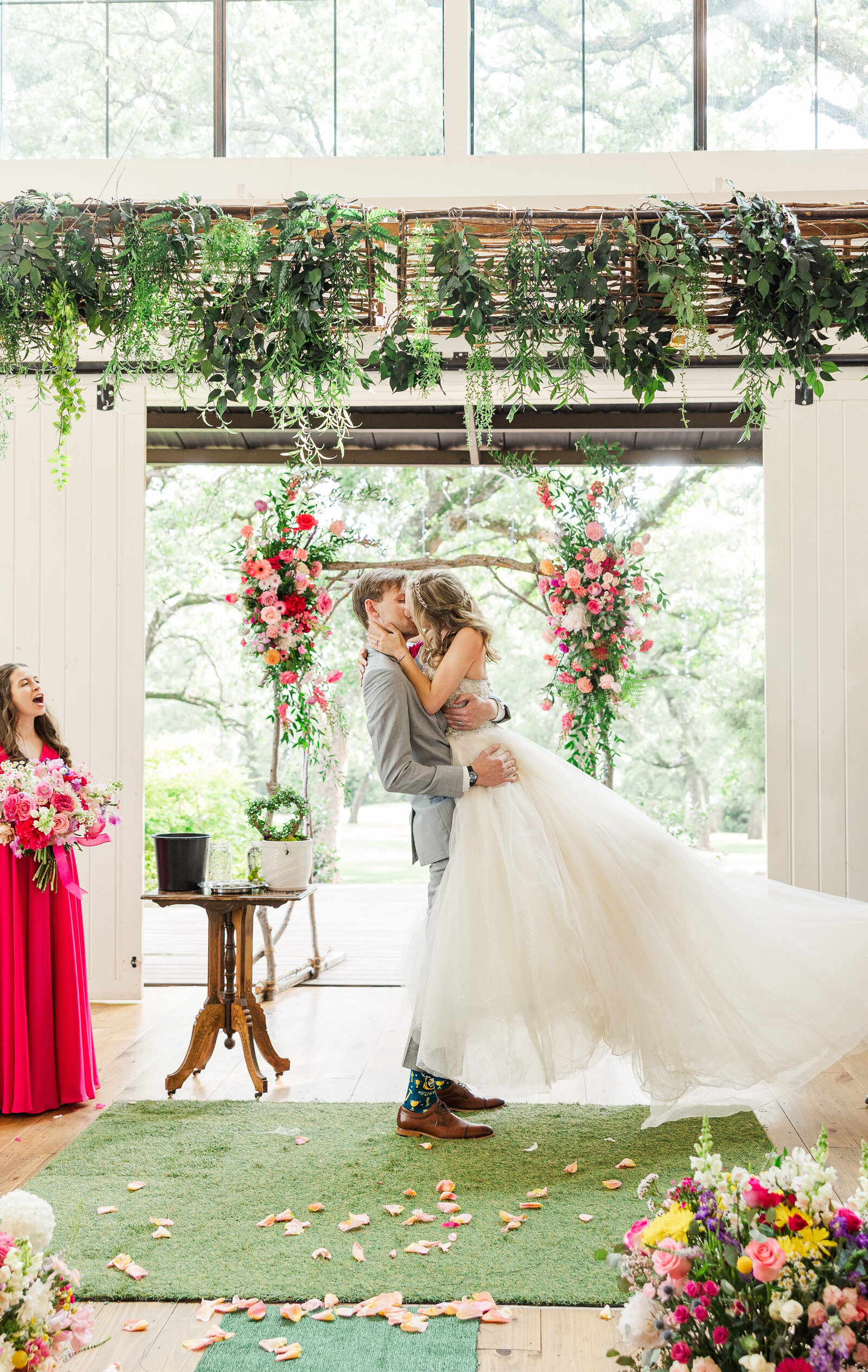 Groom-pick-up-bride-kiss