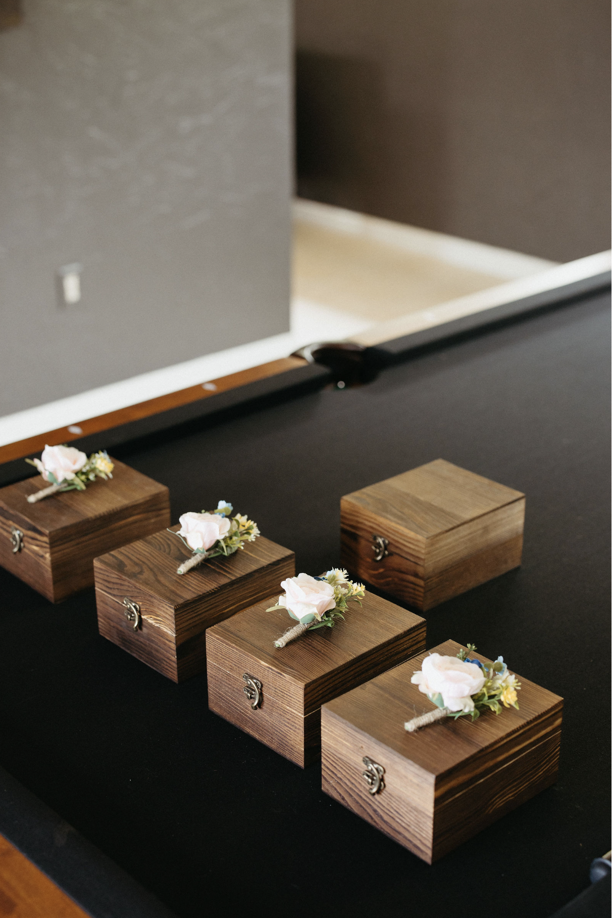 groomsmen's boutonnieres