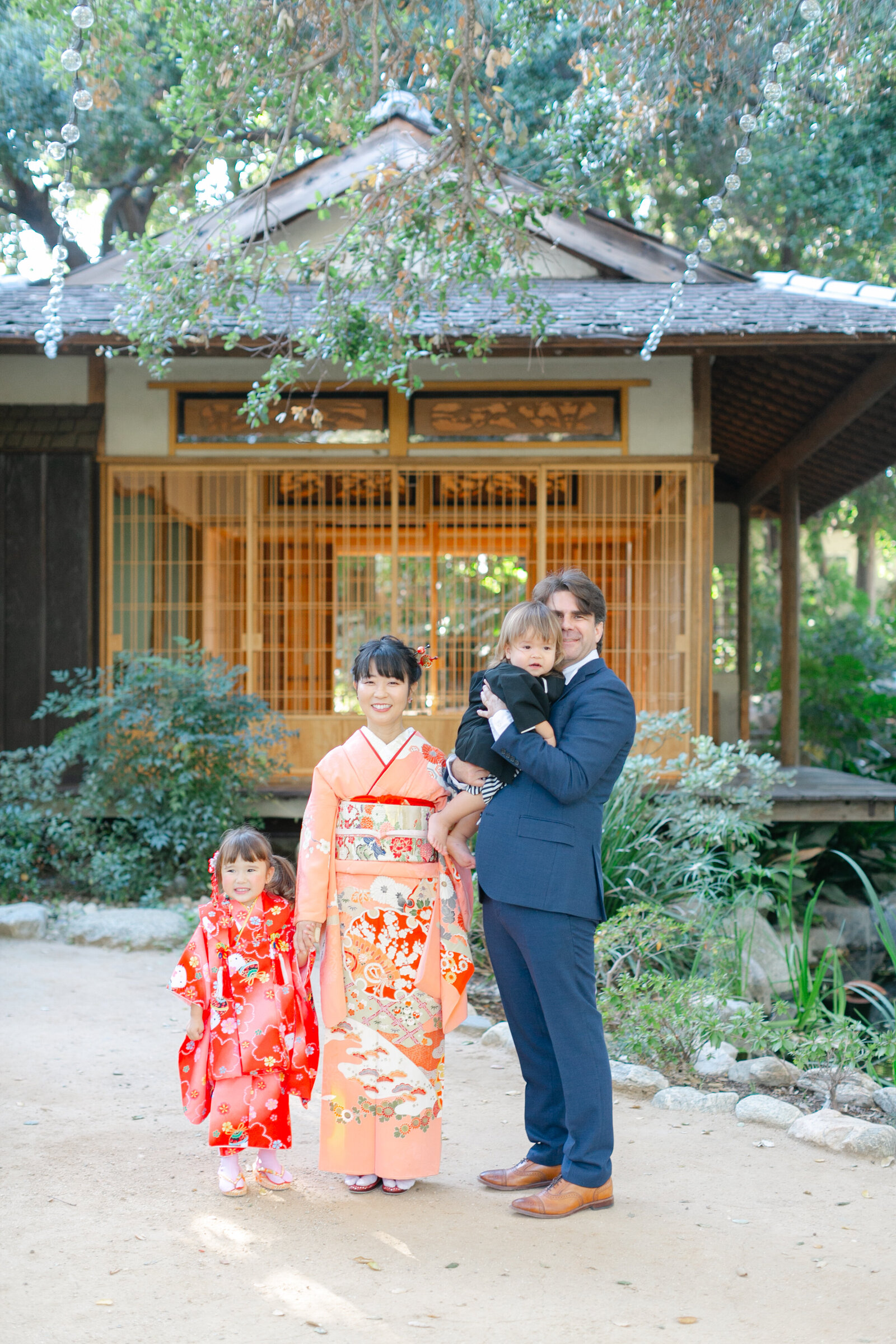 Family wearing kimono for Shichi-Go-San celebration at Storrier Stearns Japanese Garden | 七五三 家族写真 ストーリア・スターンズ日本庭園