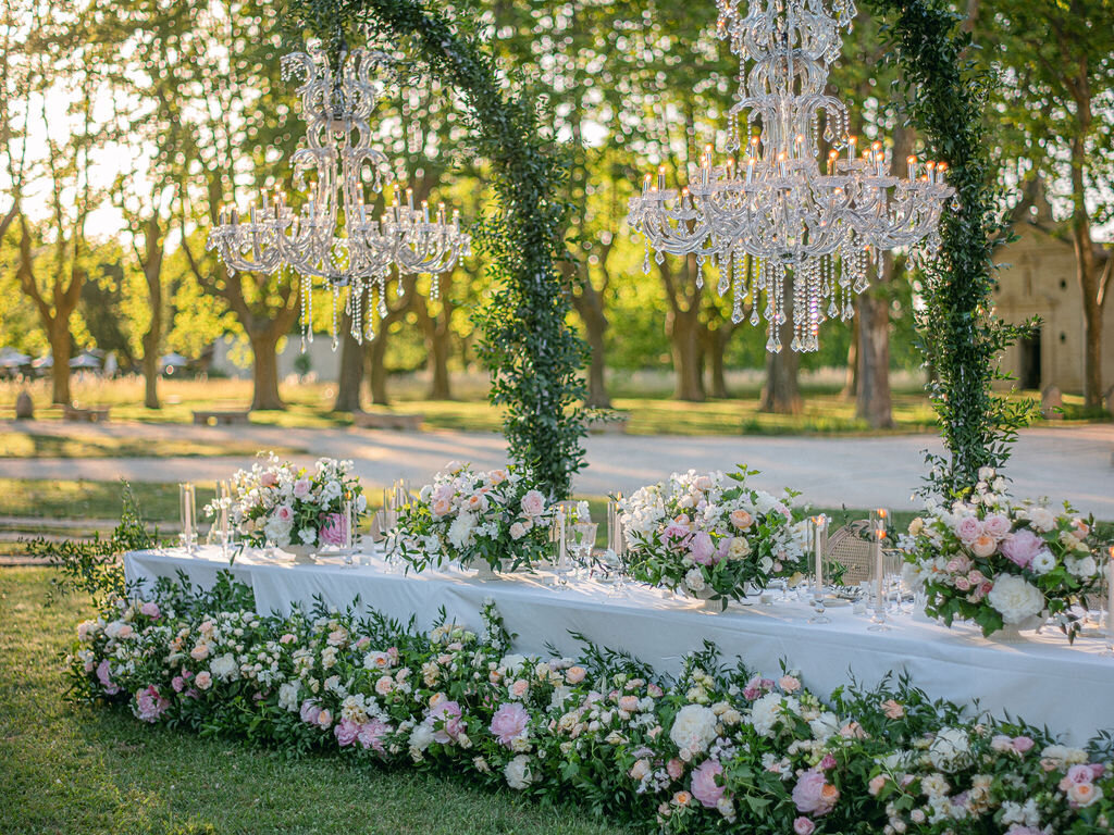 floral-design-of-table-and-big-chandeliers1