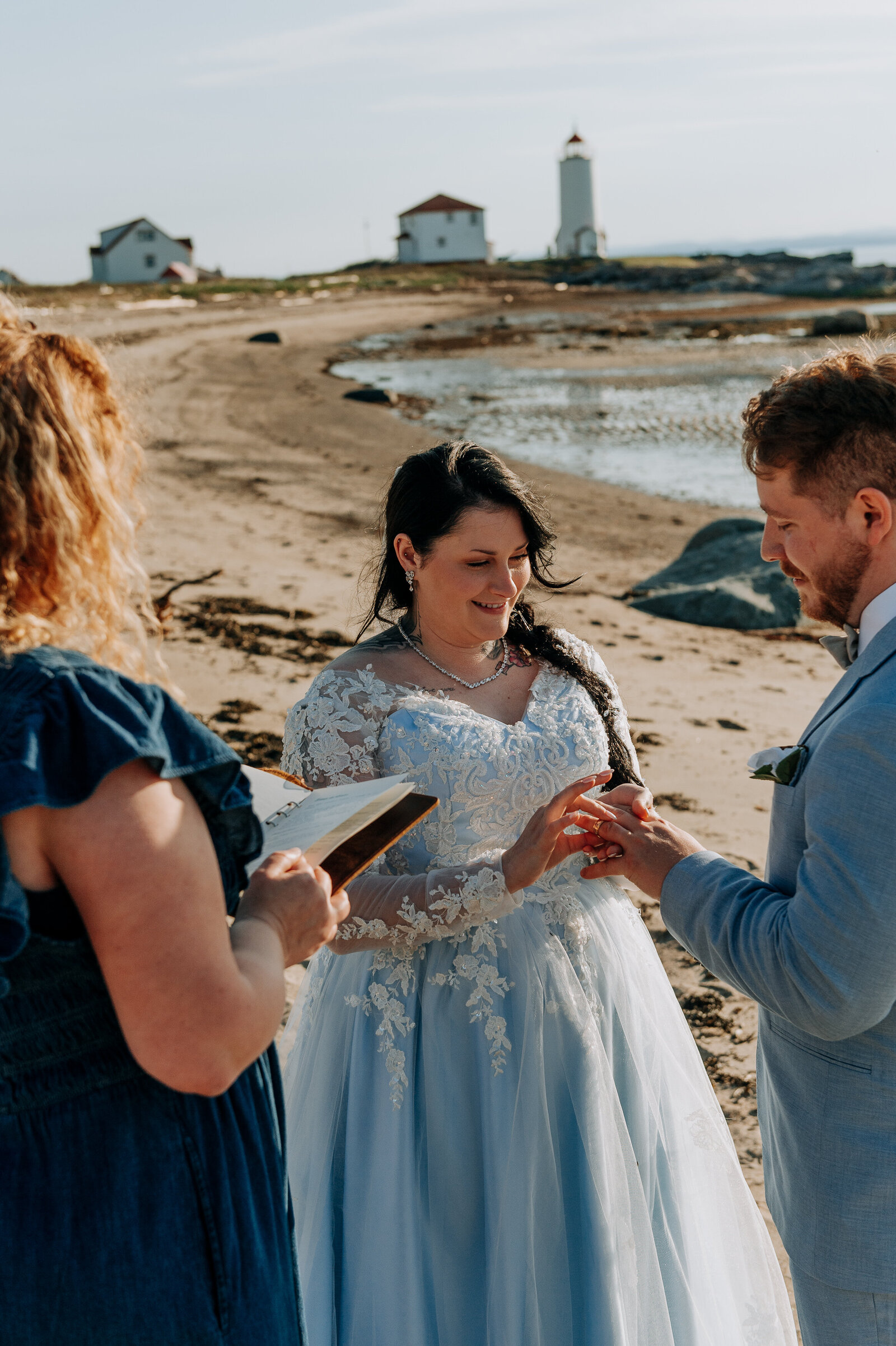 love-is-nord-mariage-intime-ile-verte-elopement-0010