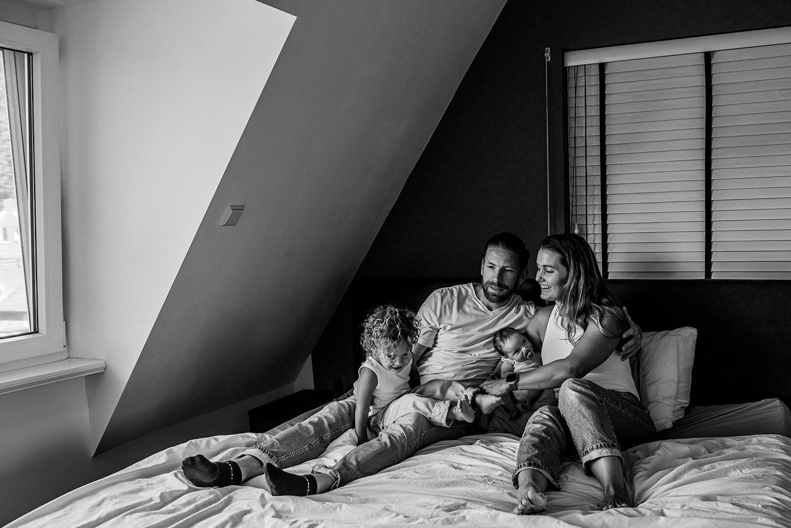 Babyfotografie met natuurlijke tinten en warme uitstraling