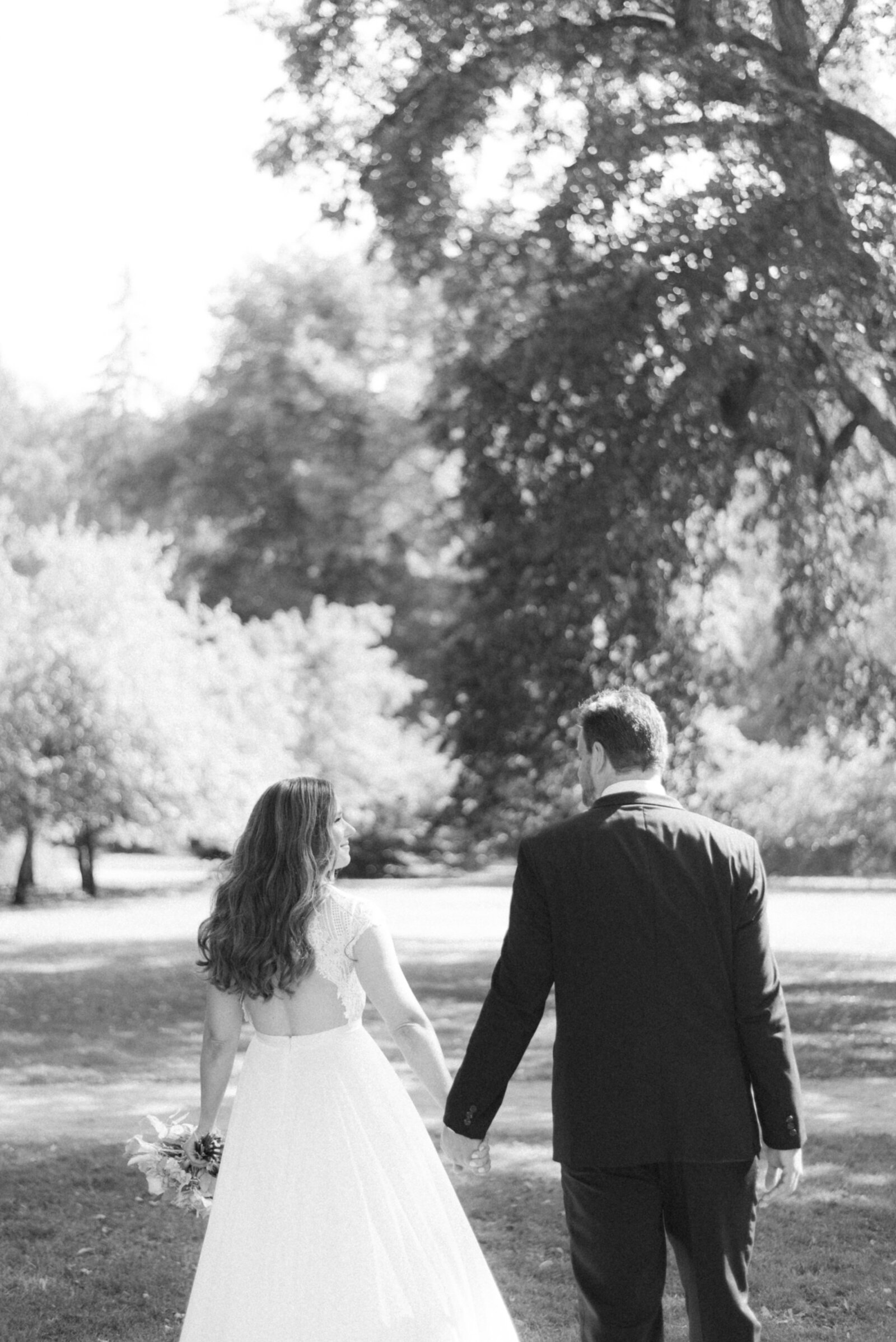 WEdding couple walking in a park during theiir wedding shoot by wedding photographer Hannika Gabrielsson.