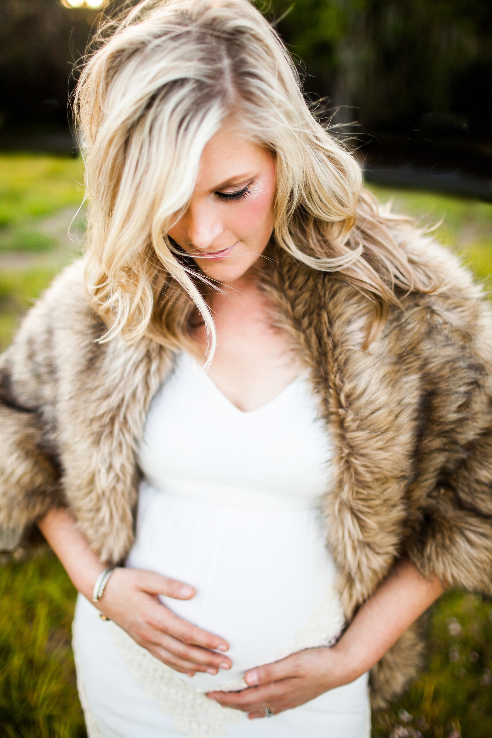 Maternity pictures in field and white dress and fur