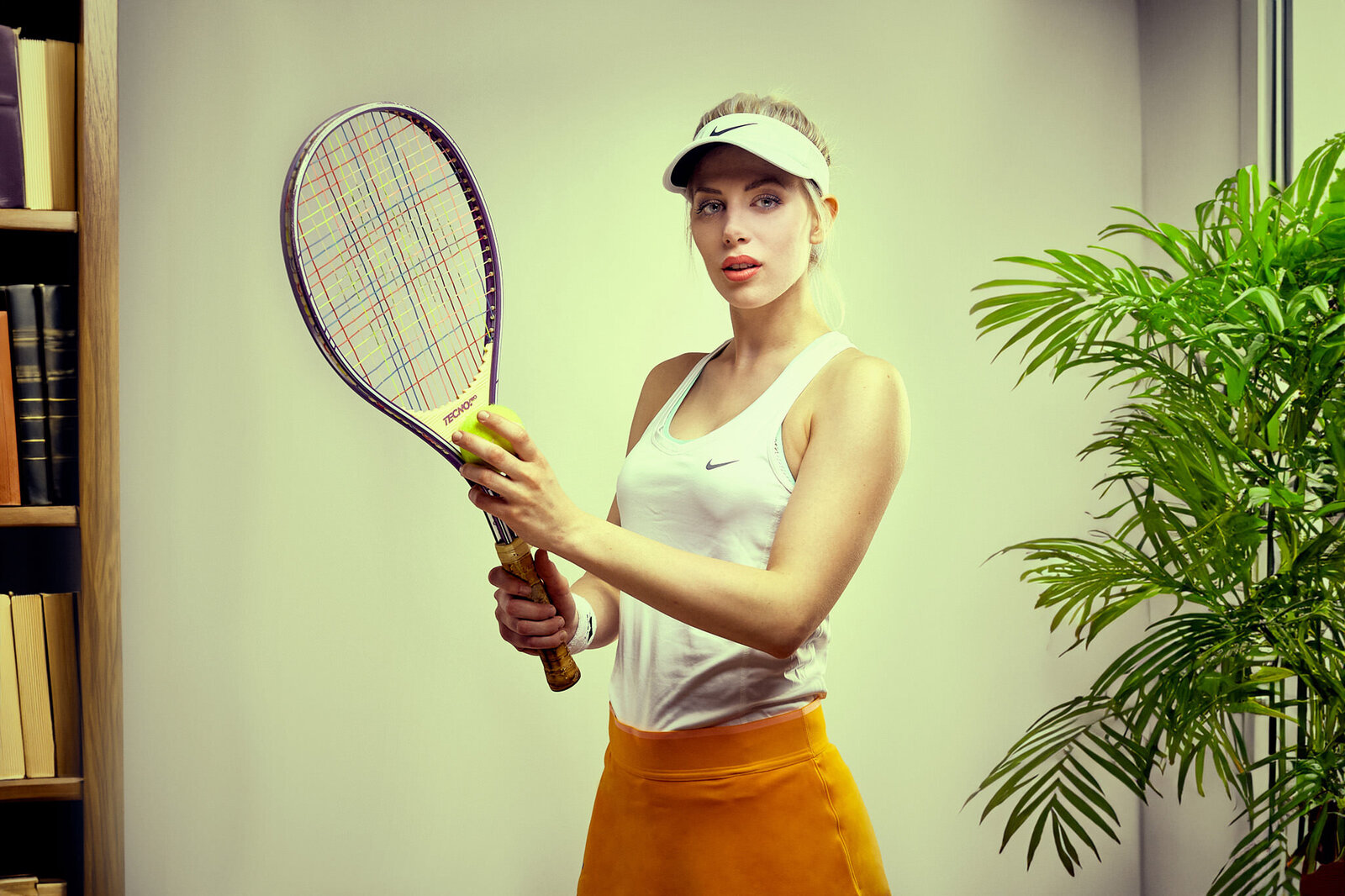 Inszeniertes KI-Composing mit Tennisspielerin im Wohnraum – spannender Stilbruch zwischen Sport, Lifestyle und Interior für markante Markenauftritte