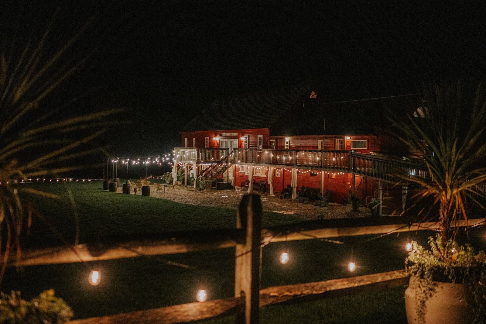 night-photo-barn-red-lights