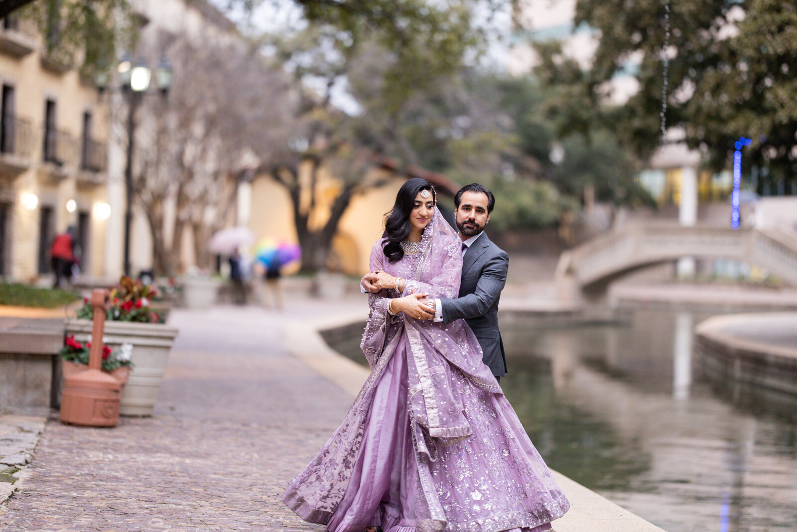Bride-and-groom-outdoor-photography-poses