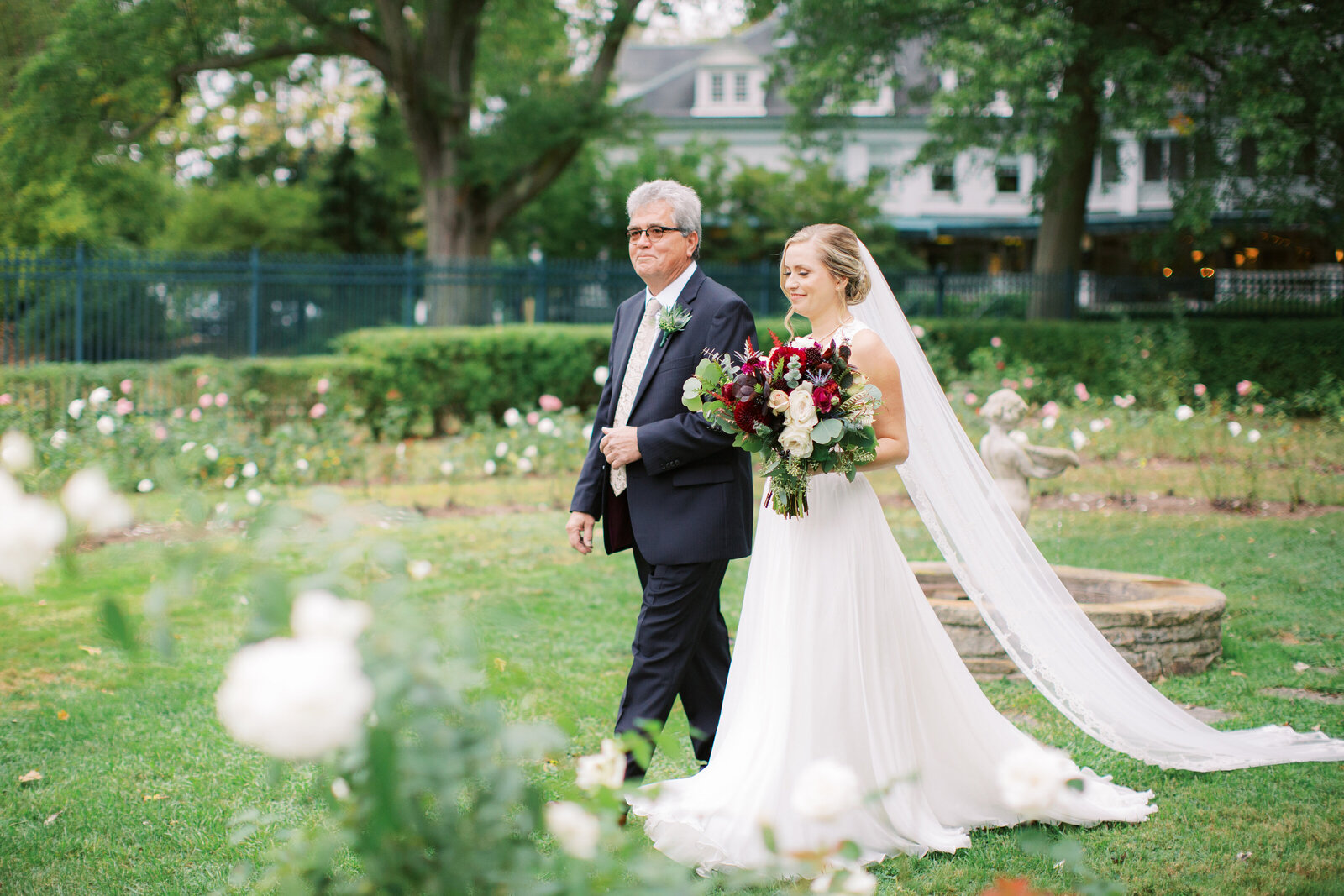 dad walking bride down the aisle at mooreland mansion