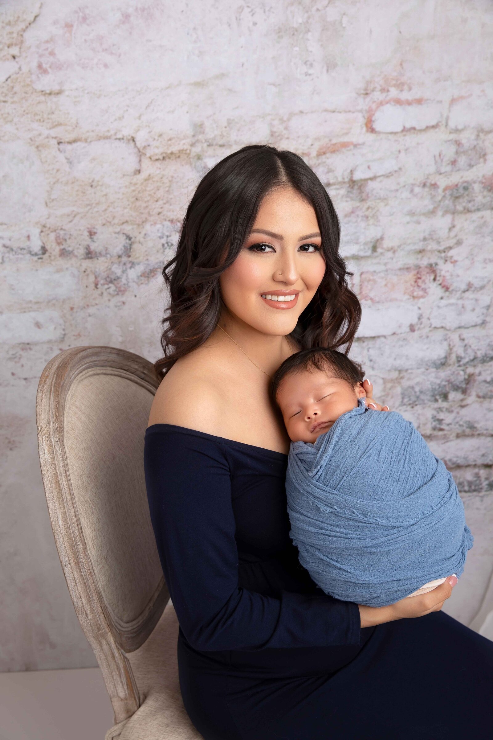 Avendale newborn photos mom in blue