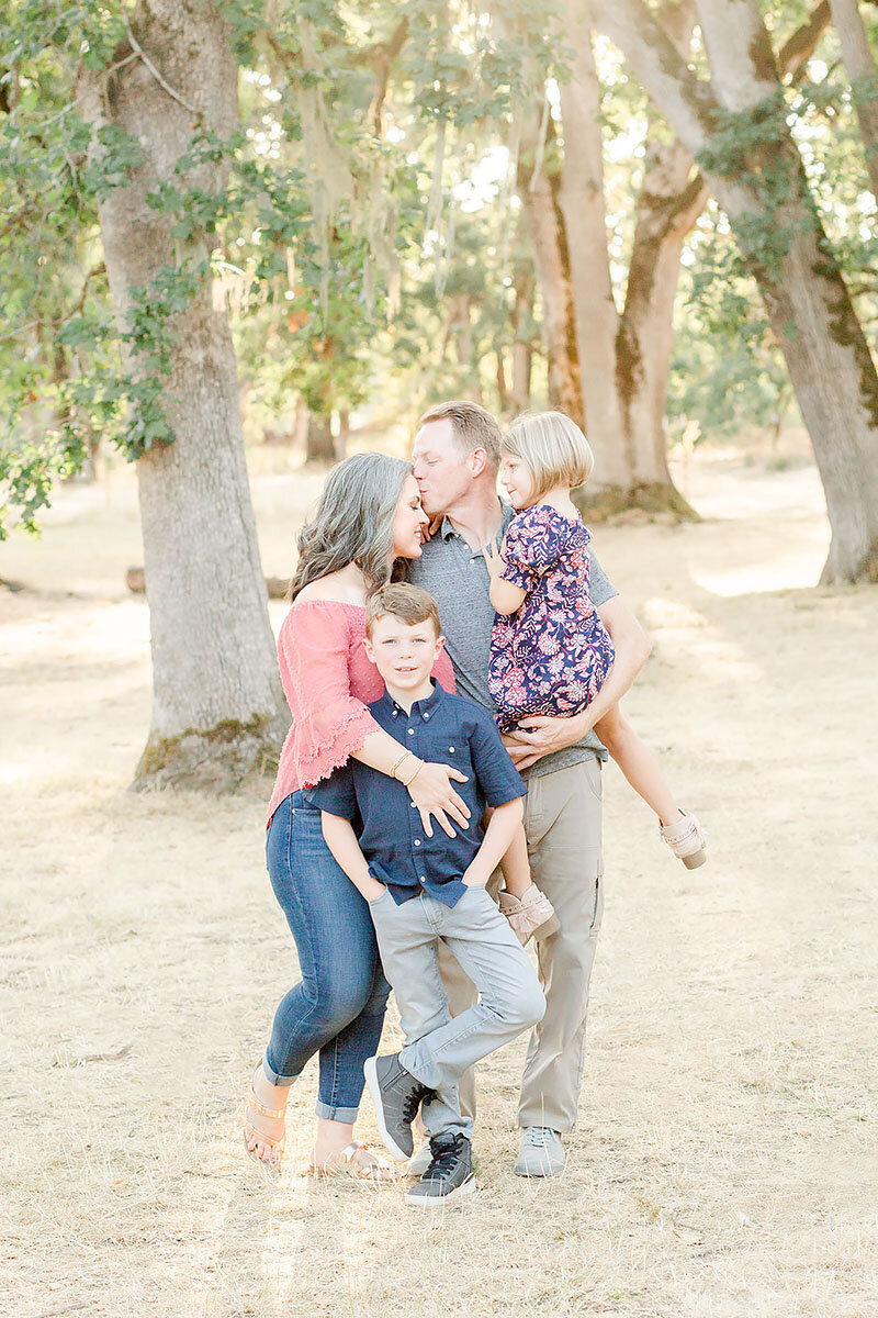 family photographer in portland oregon - family photos in an oak grove