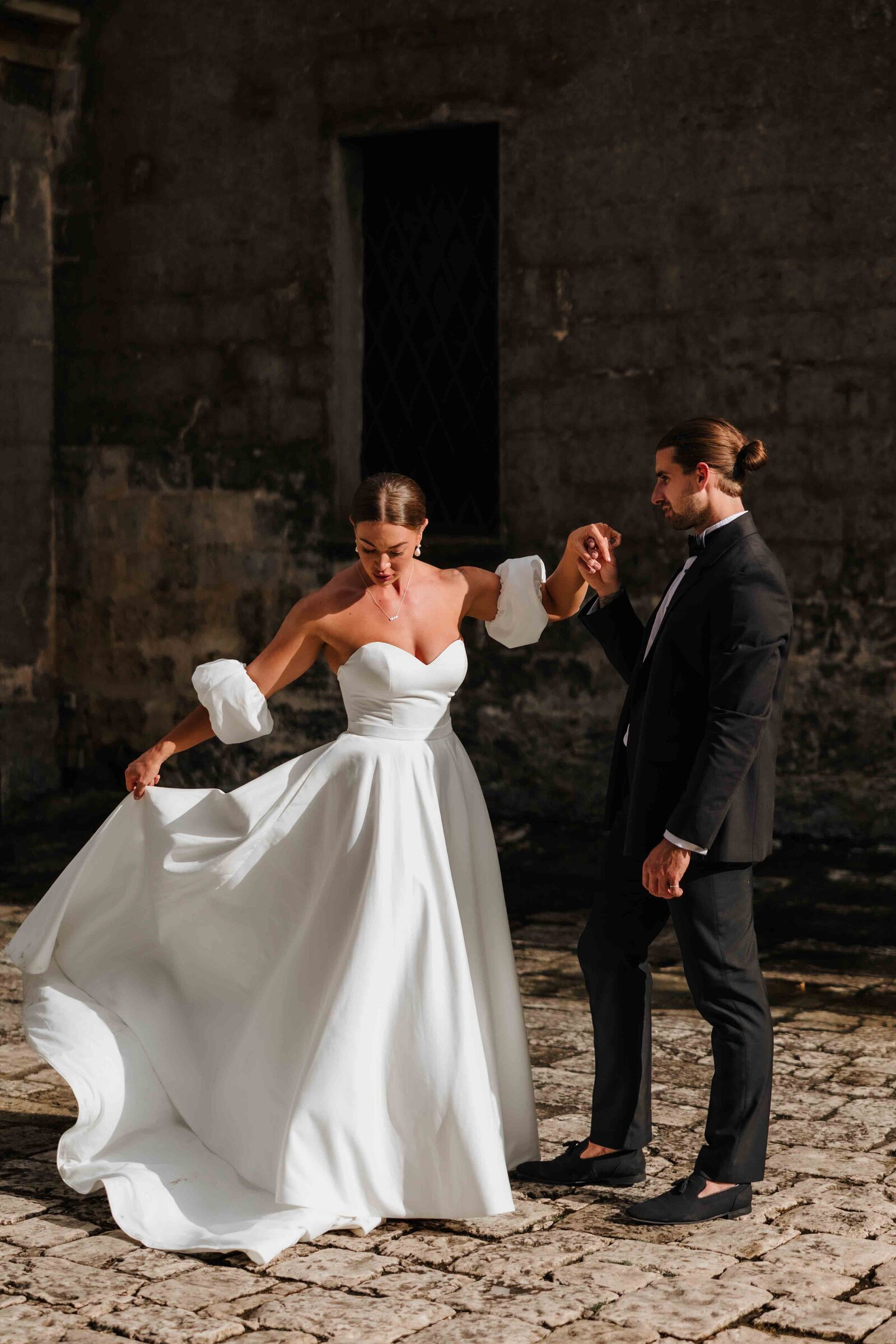 Spontaan en elegant bruidspaar tijdens hun bruiloftsshoot in Spanje. Professionele bruidsfotografie door een ervaren trouwfotograaf, vastgelegd tijdens golden hour in een romantische setting.