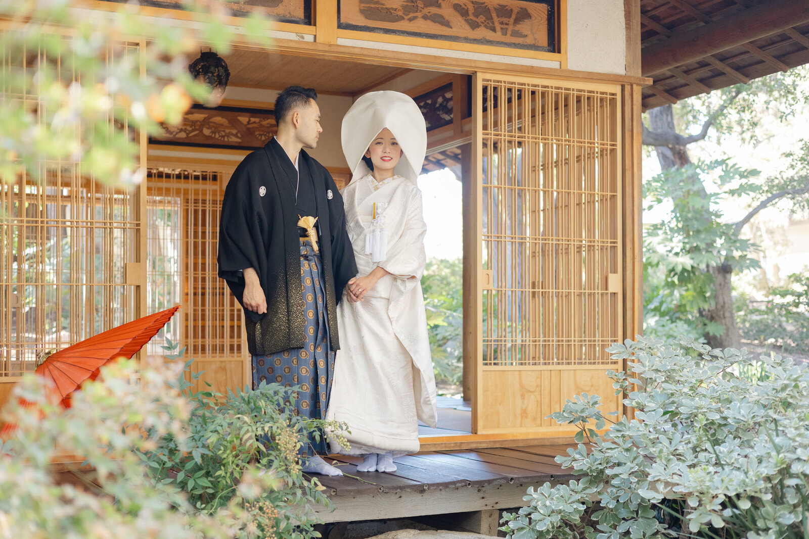 Couple in shiromuku on the porch at Storrier Stearns Japanese Garden | 着物レンタル 和婚 白無垢 ストーリア・スターンズ日本庭園