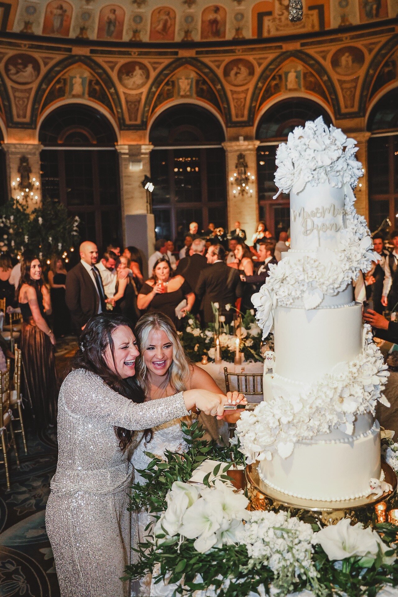 brides-cutting-cake-the-breakers