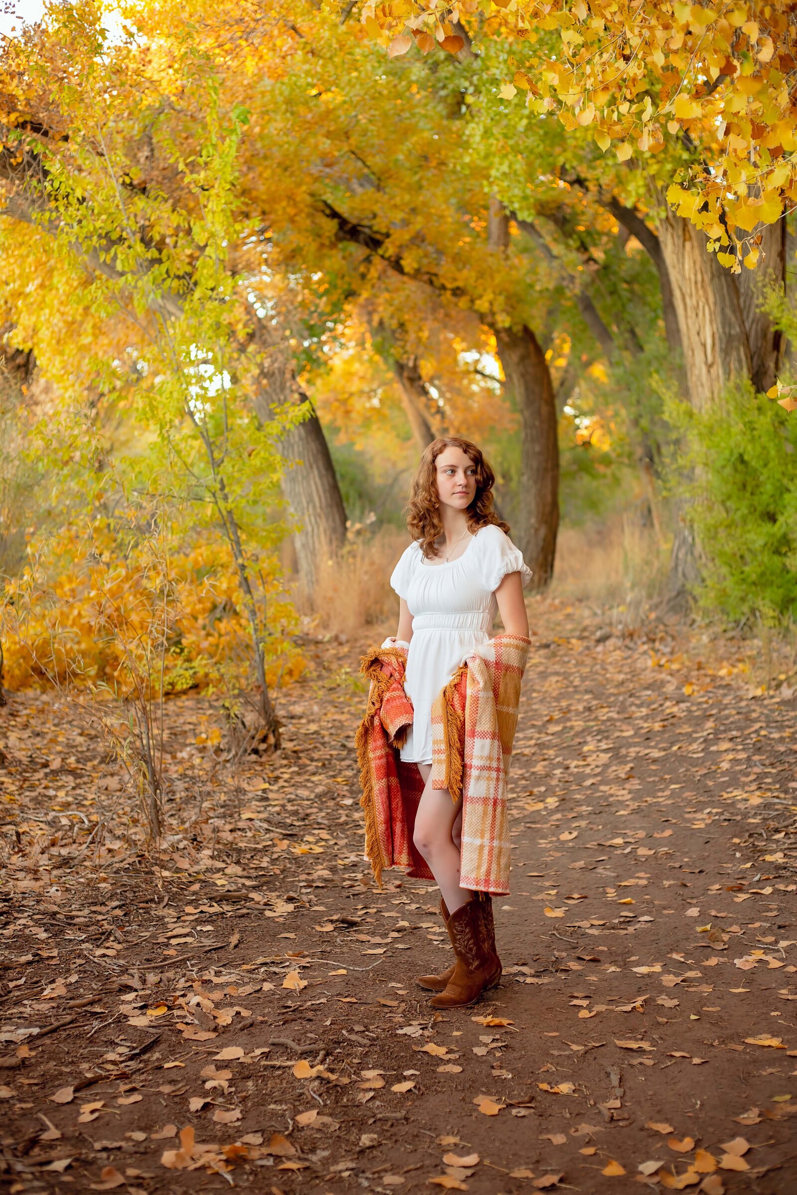 Albuquerque-fall-senior-girl-session-fall-wrapped-in-a-blanket
