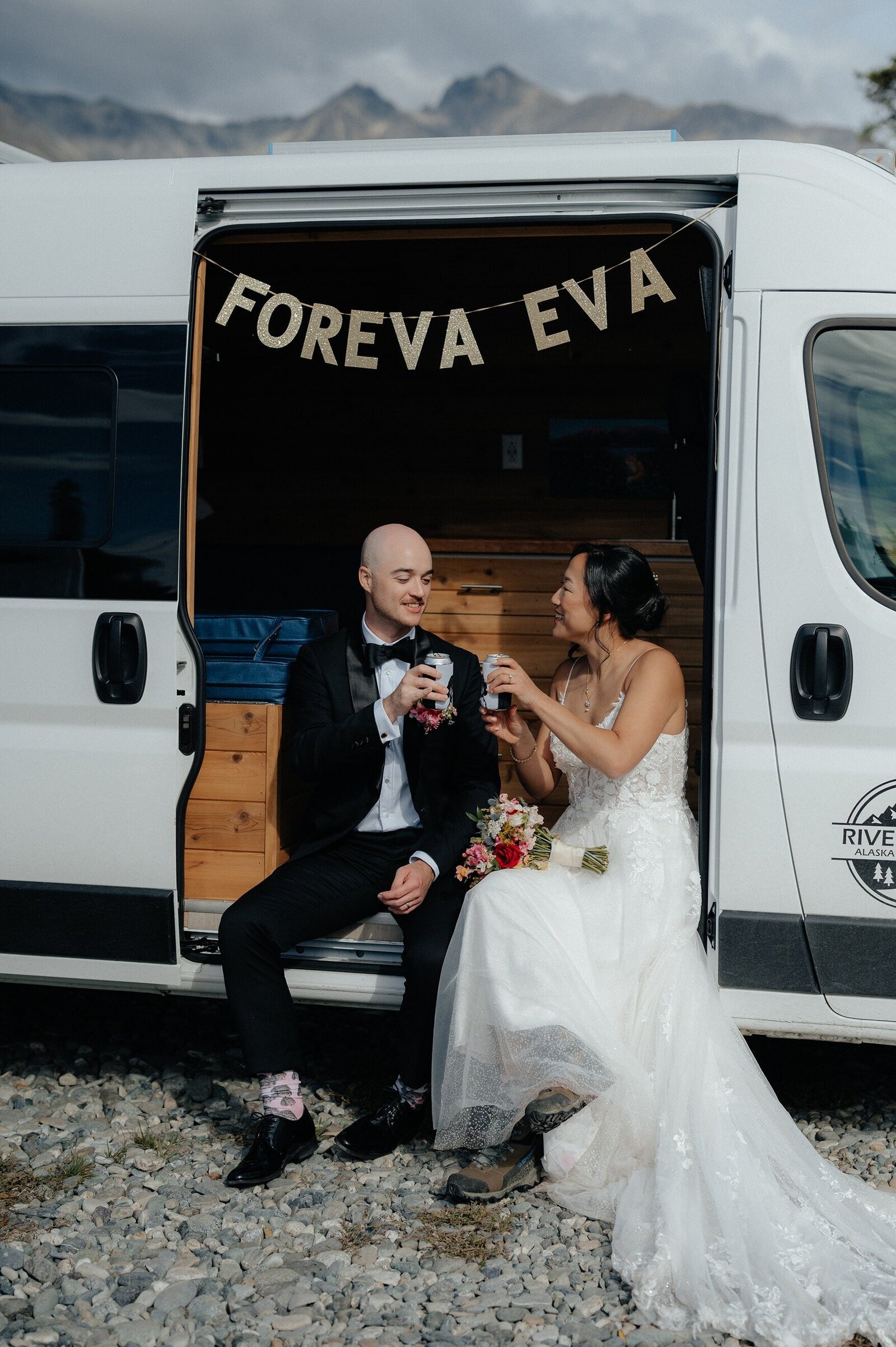 Christina+Matt_Knik-Glacier-Elopement_EmeliaKPhotography-64