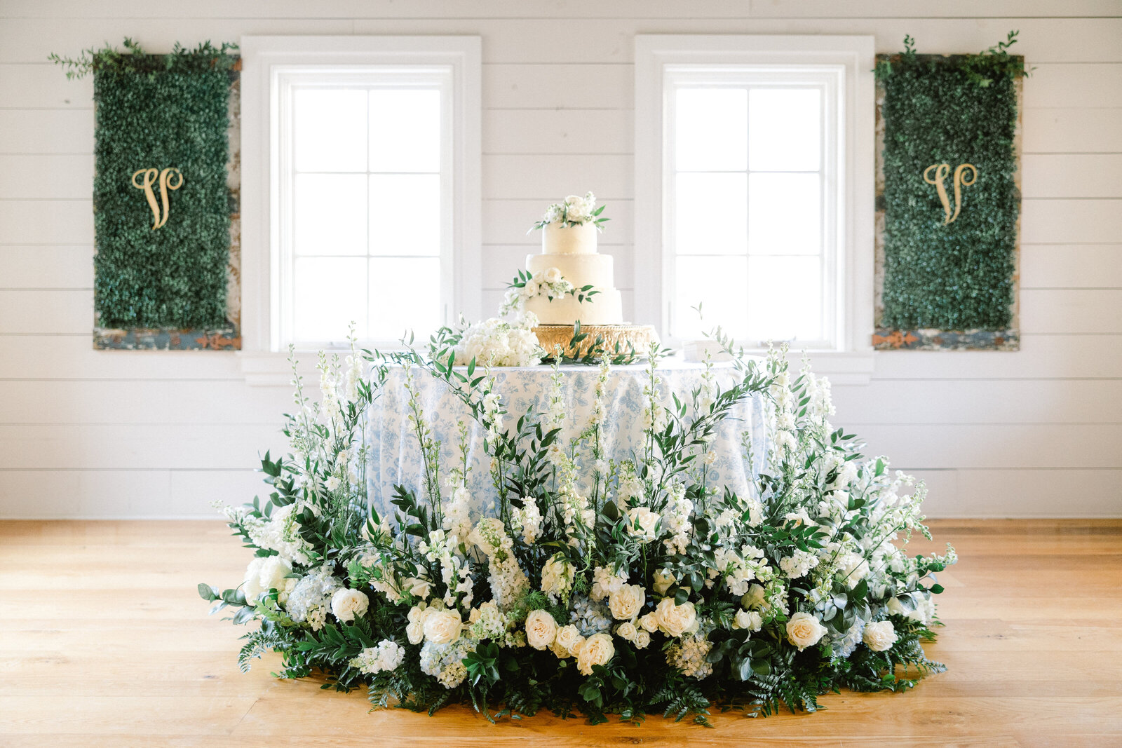Abby-Bell-Photography-Fine-Art-Wedding-Photography-Aubree-Garrett-Wedding-Cake-Alabama
