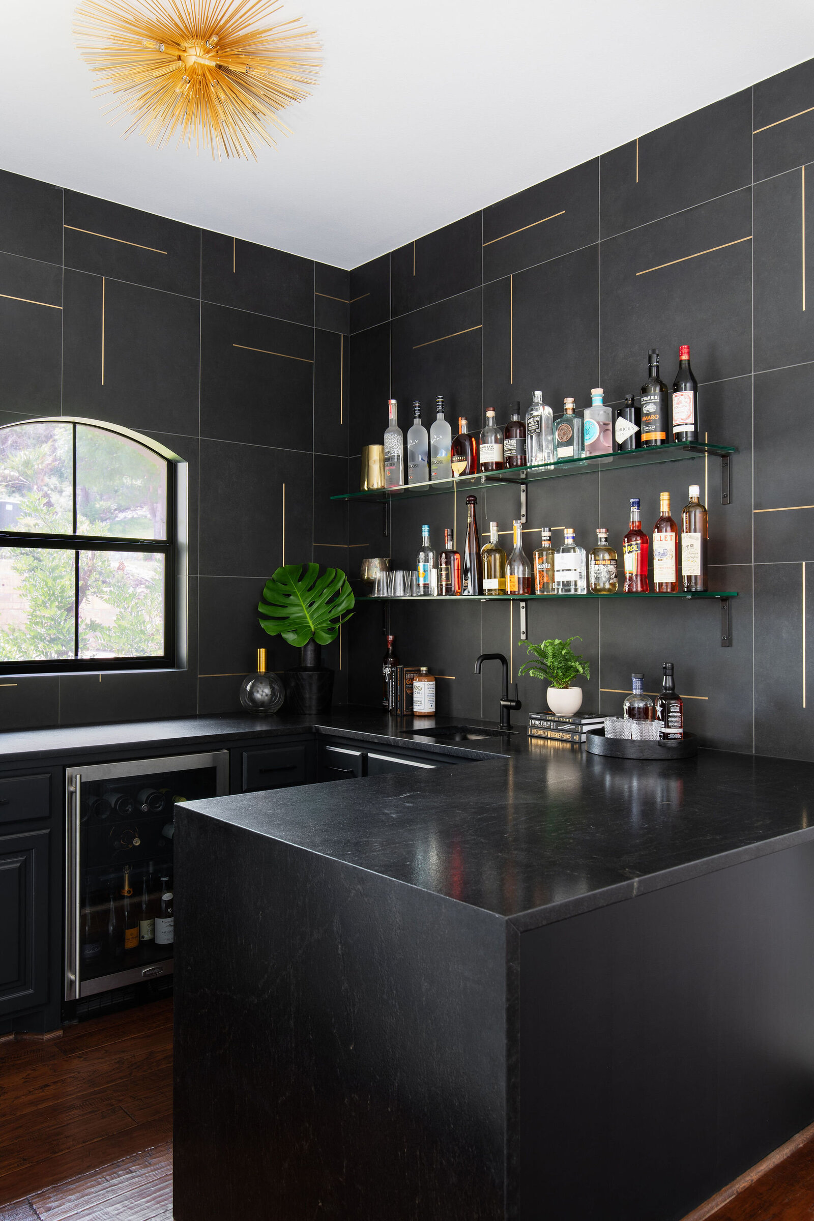 Black+home+bar+remodel+brass+nuela+interior+design