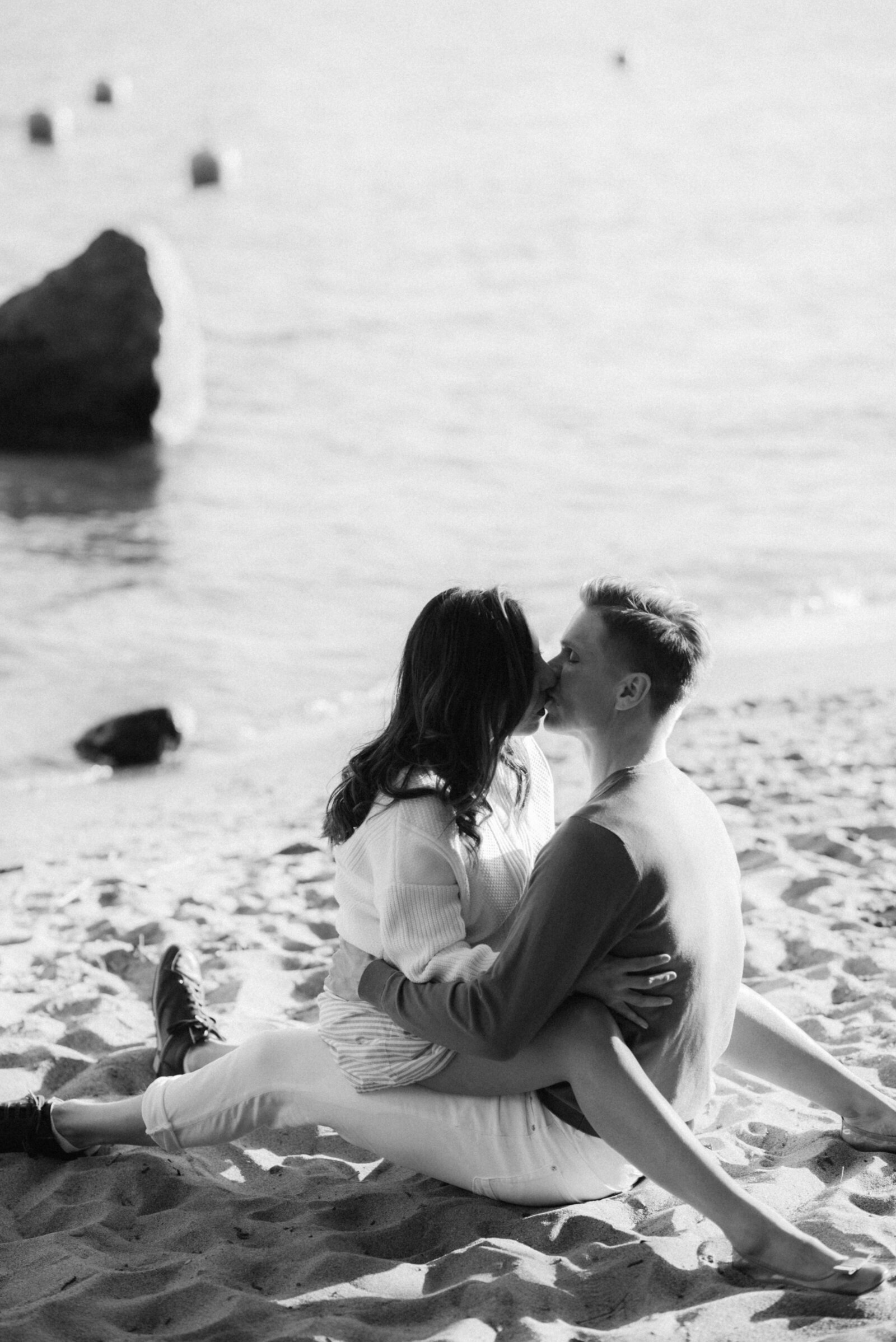 Couple on a beach on a photography session with photographer Hannika Gabrielsson
