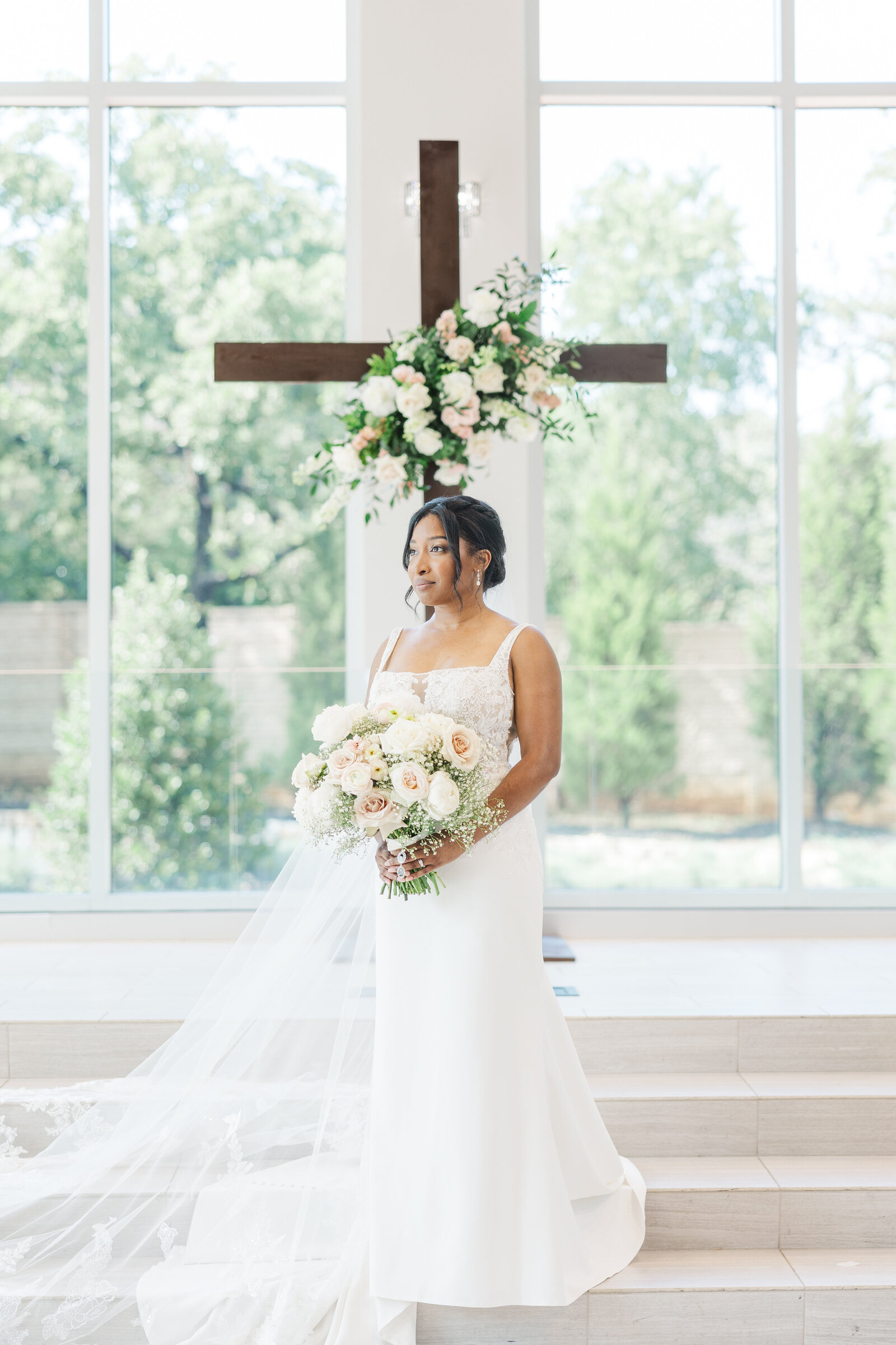 Solo photography for bride in wedding dress