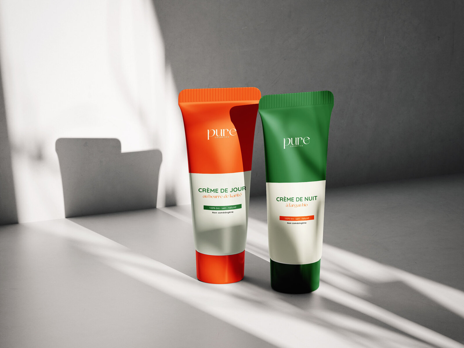 Deux emballages de produits de beauté.