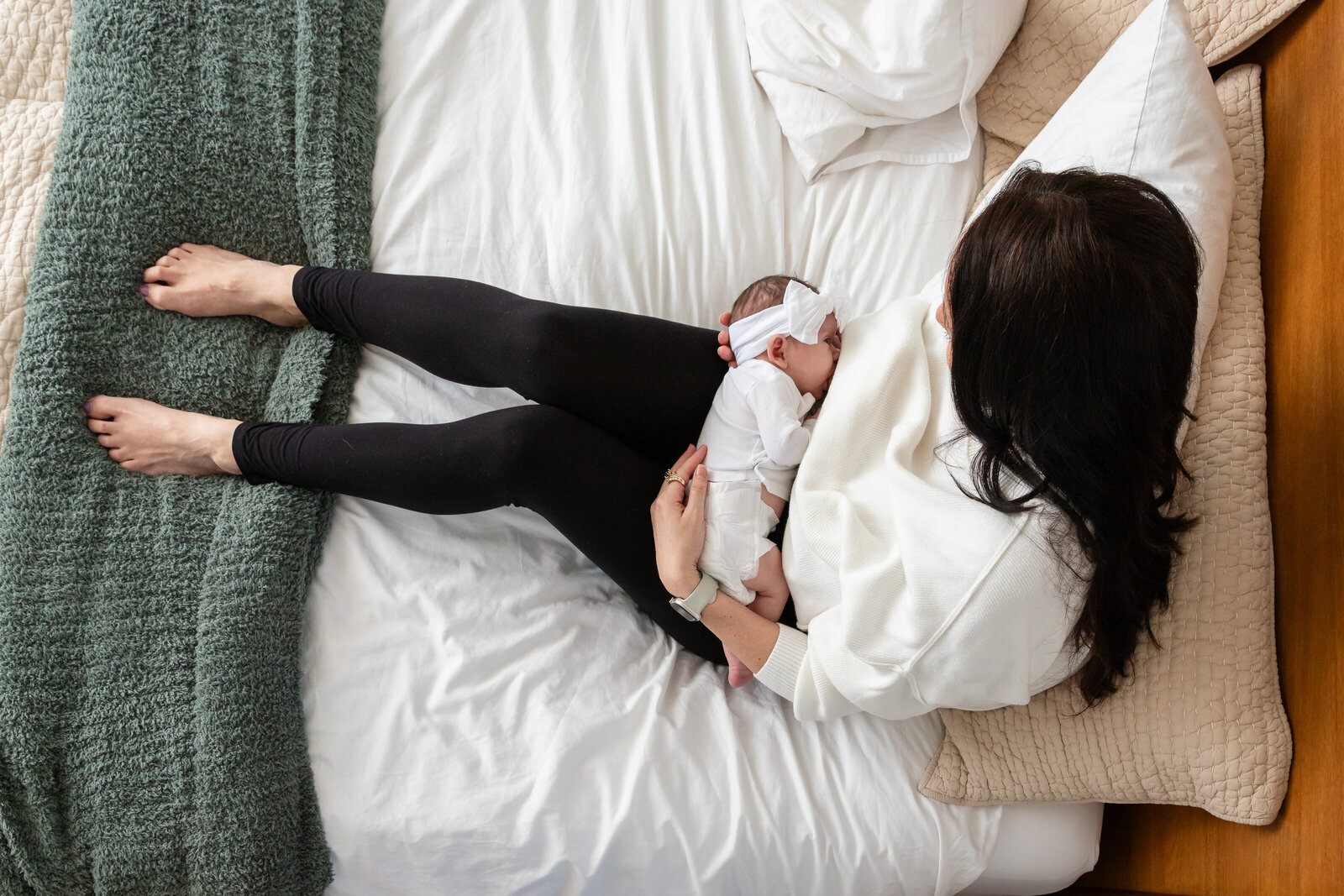 breastfeeding-lifestyle-new-jersey-newborn-photographers