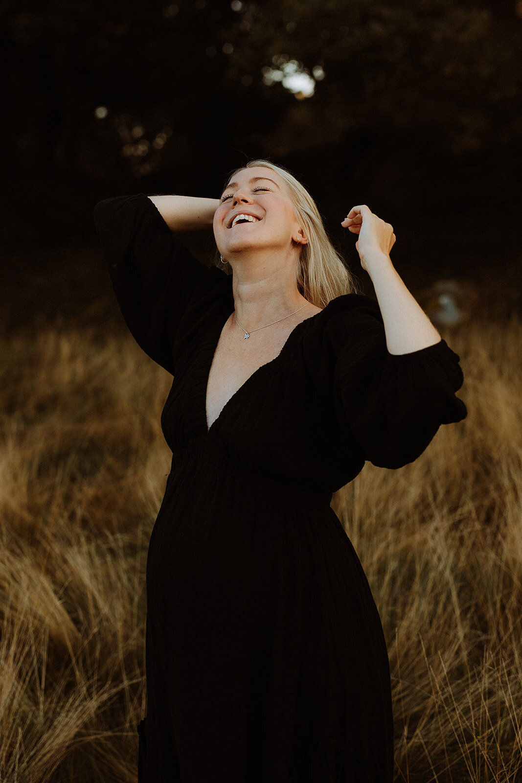 en gravid kvinna skrattar under hennes fotografering