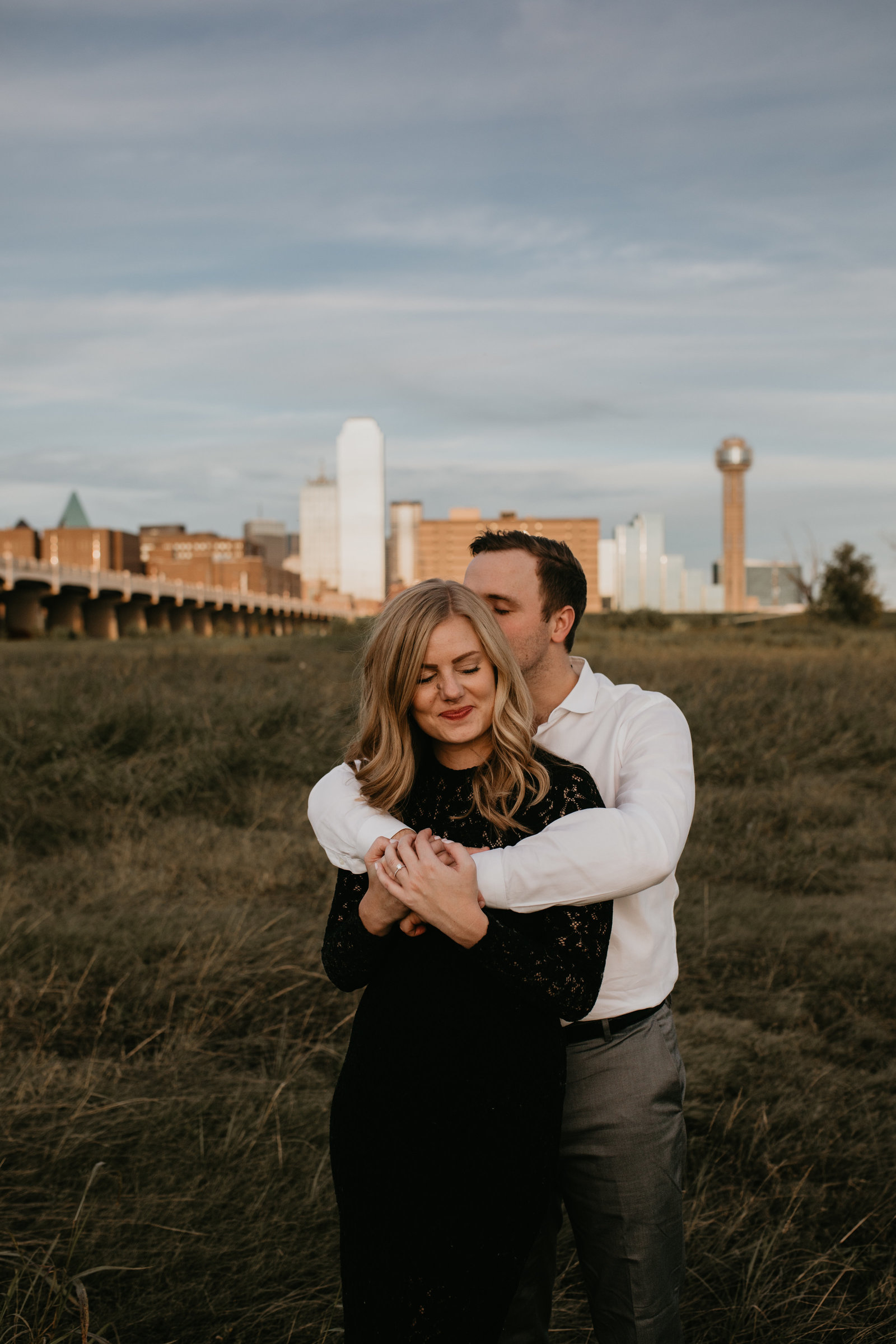 romantic dallas skyline engagement session trinity overlook moth and moonlite photography