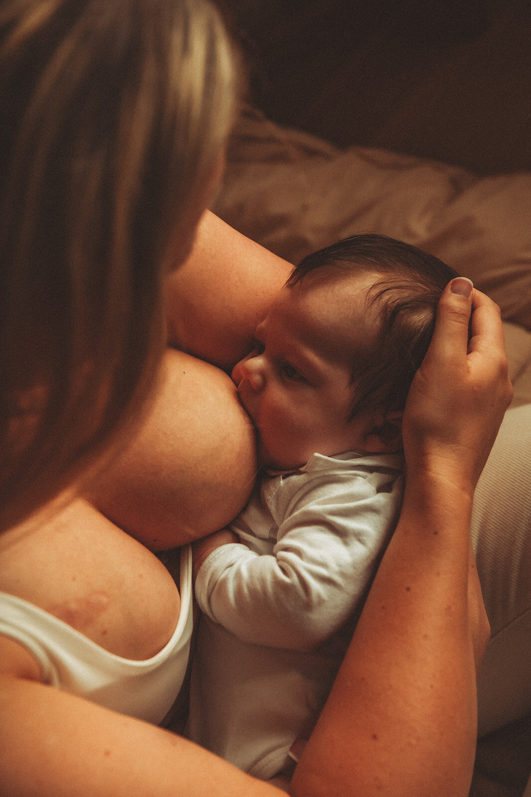 Babyfotografie met natuurlijke tinten en warme uitstraling