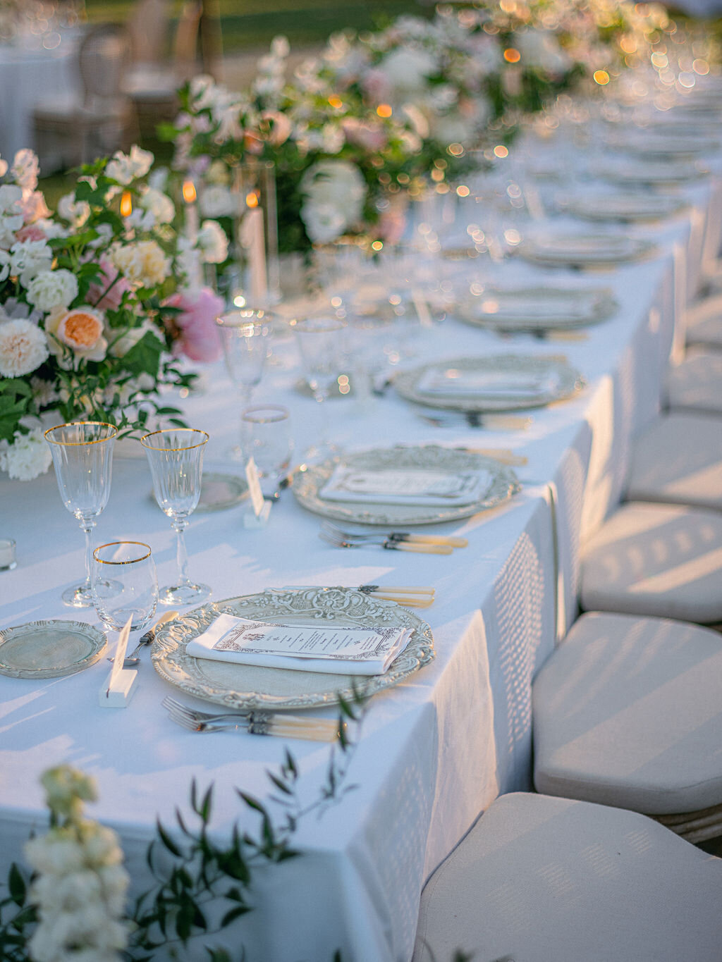 floral-design-of-table-and-big-chandeliers2