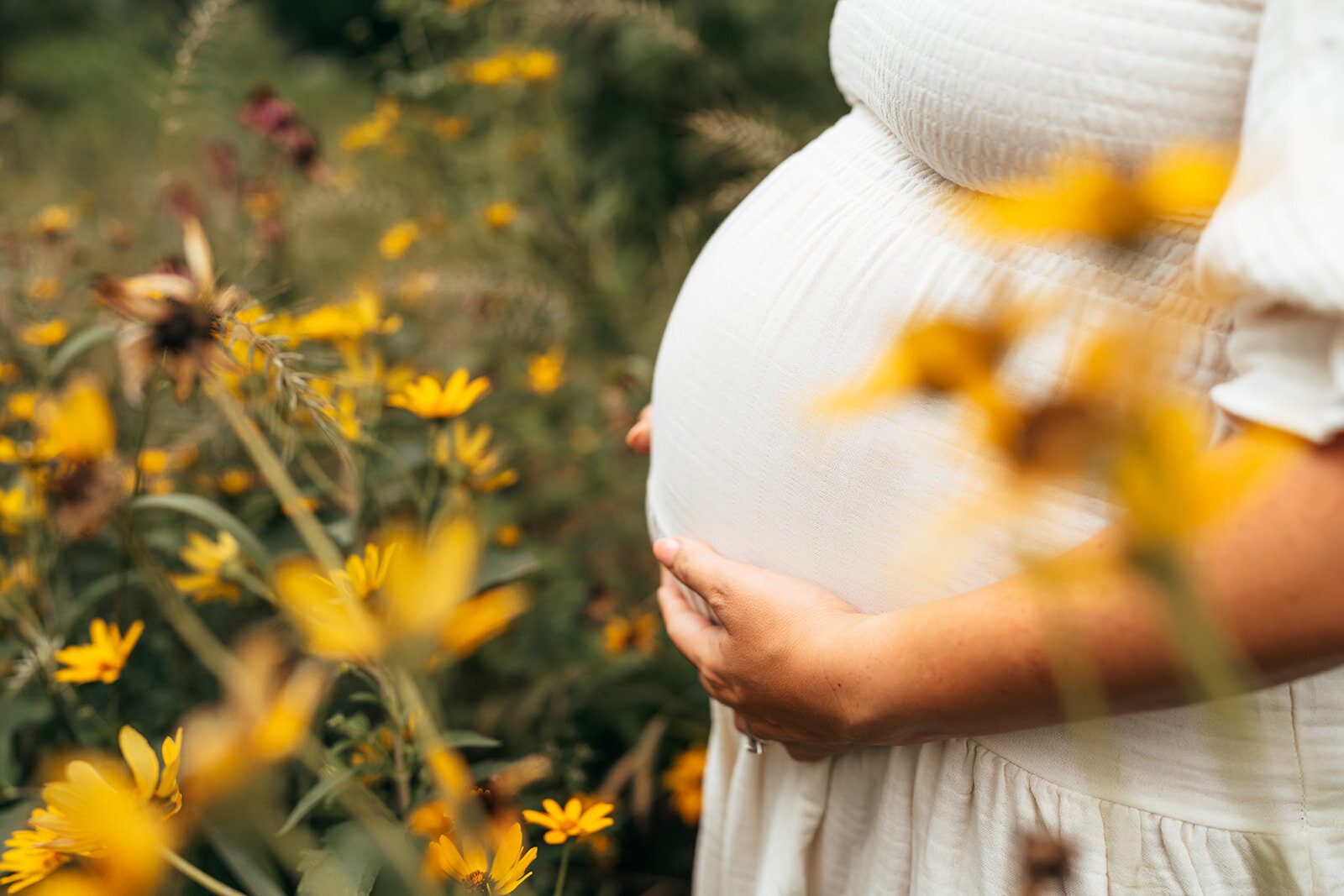 preangnt belly near flowers